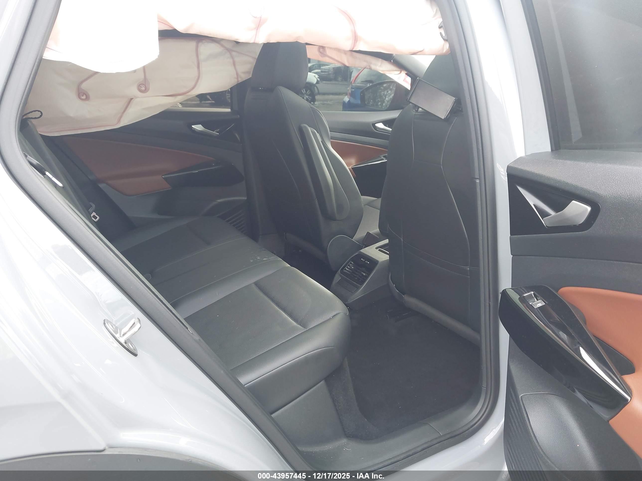 VOLKSWAGEN ID.4 image 8