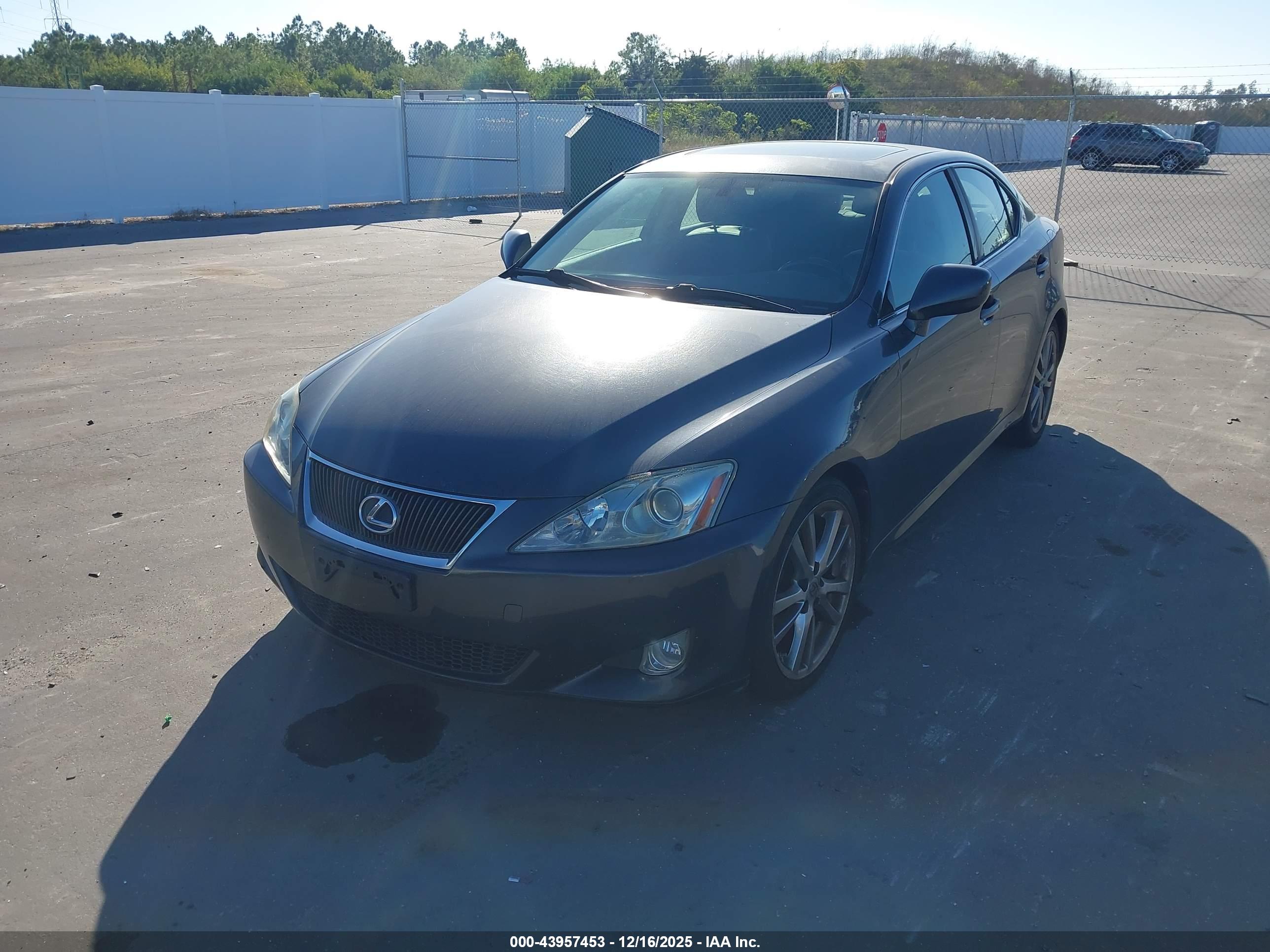 LEXUS IS image 2