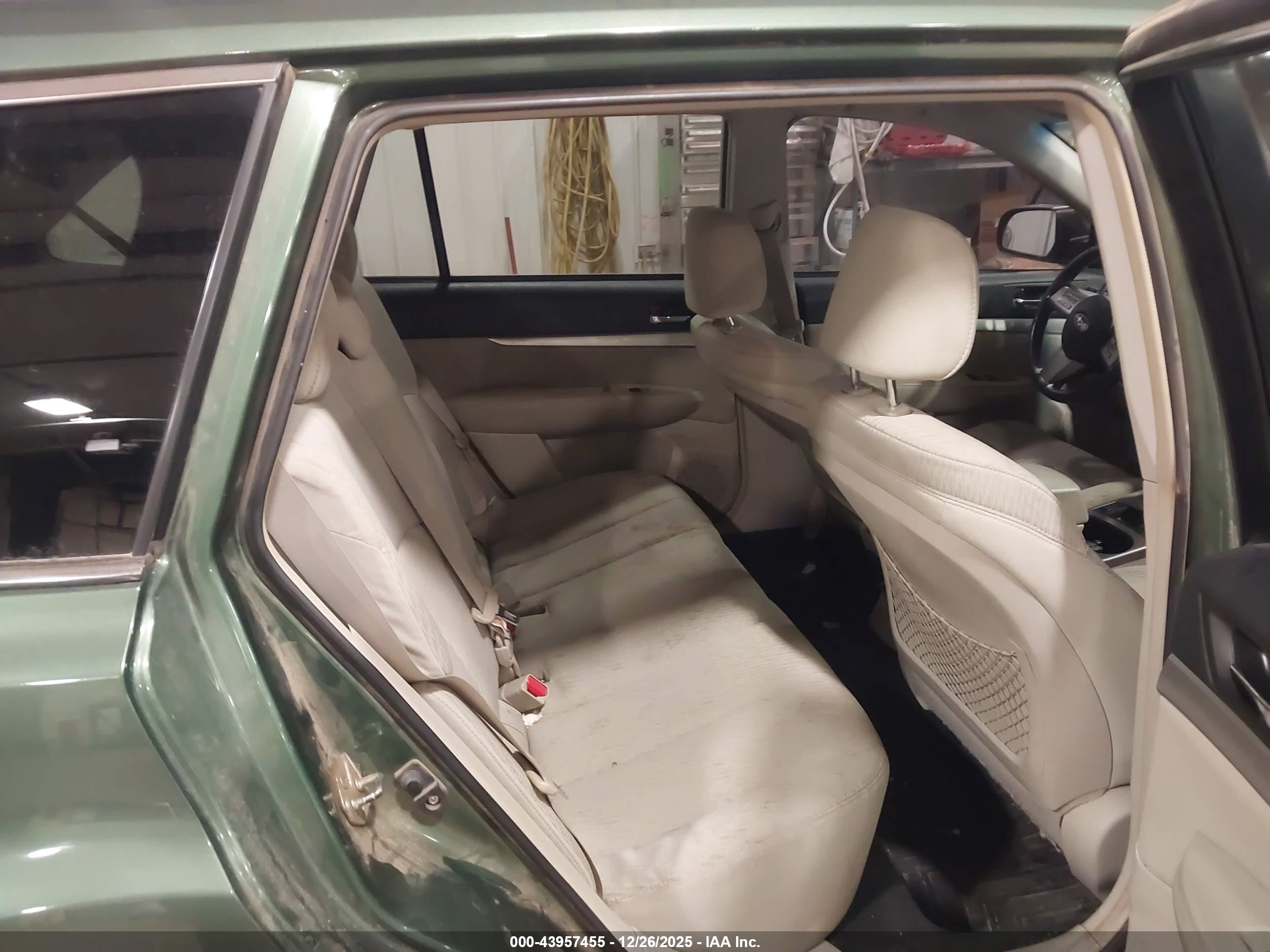 SUBARU OUTBACK image 8
