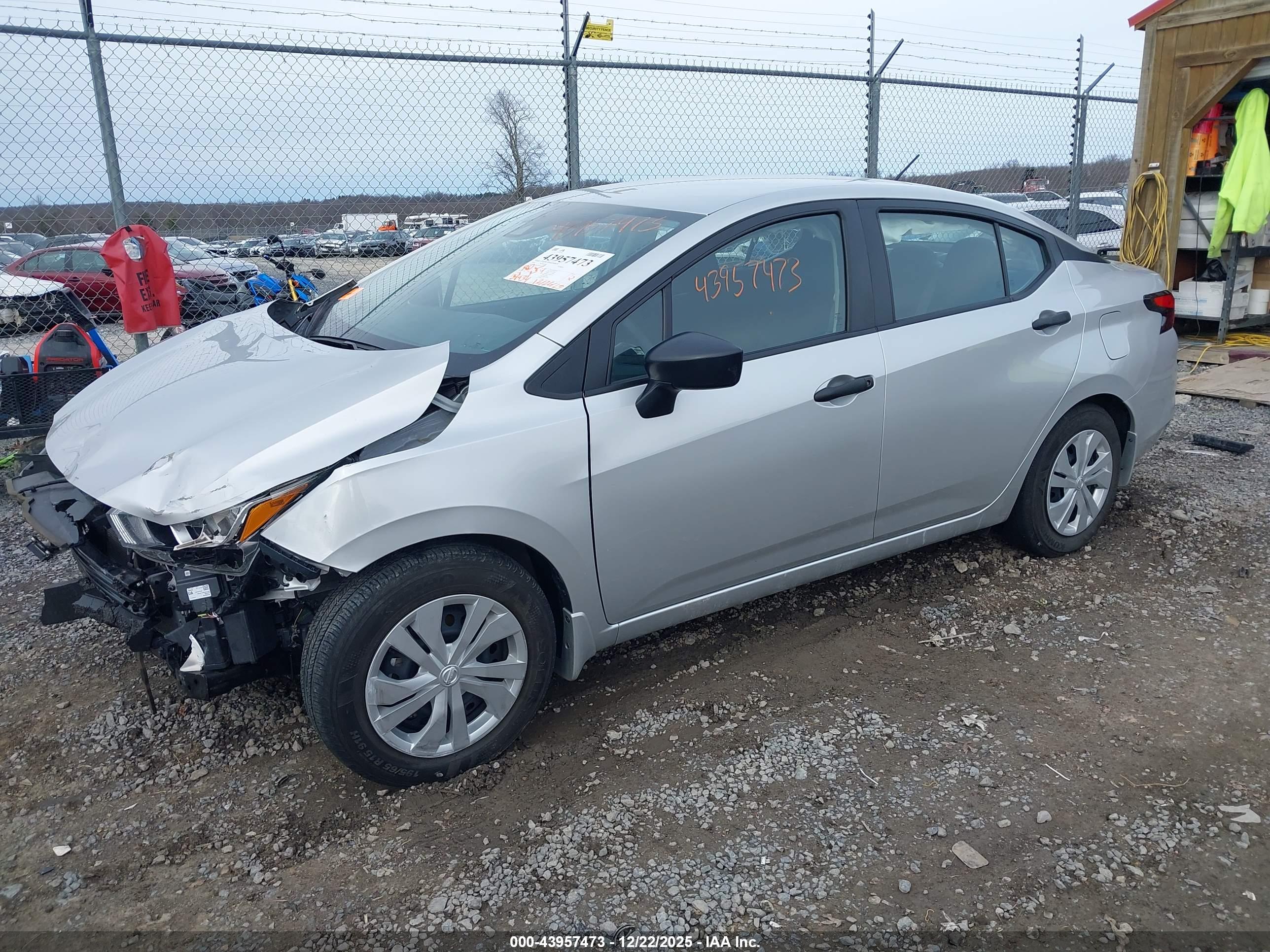 NISSAN VERSA image 2