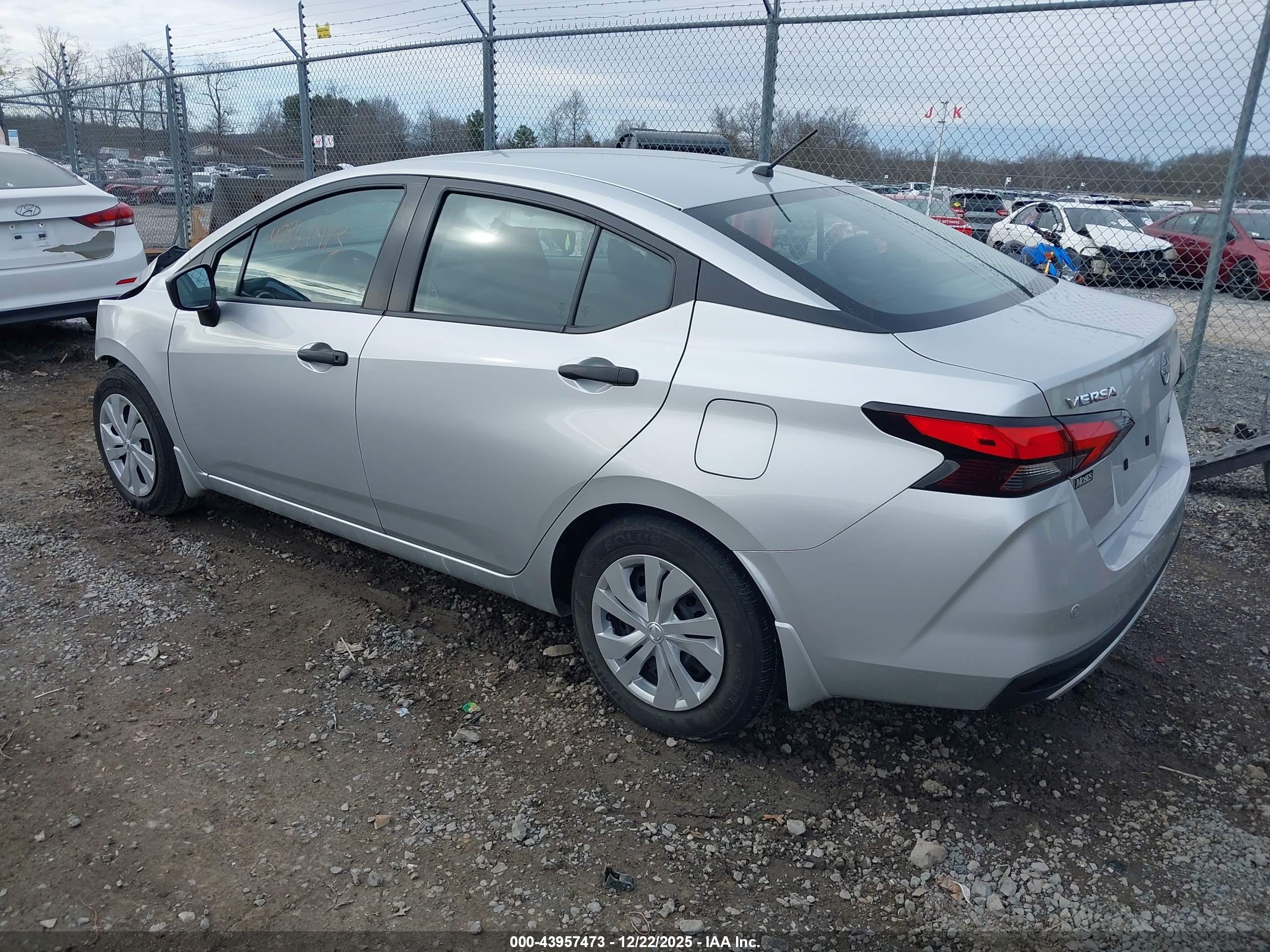 NISSAN VERSA image 3
