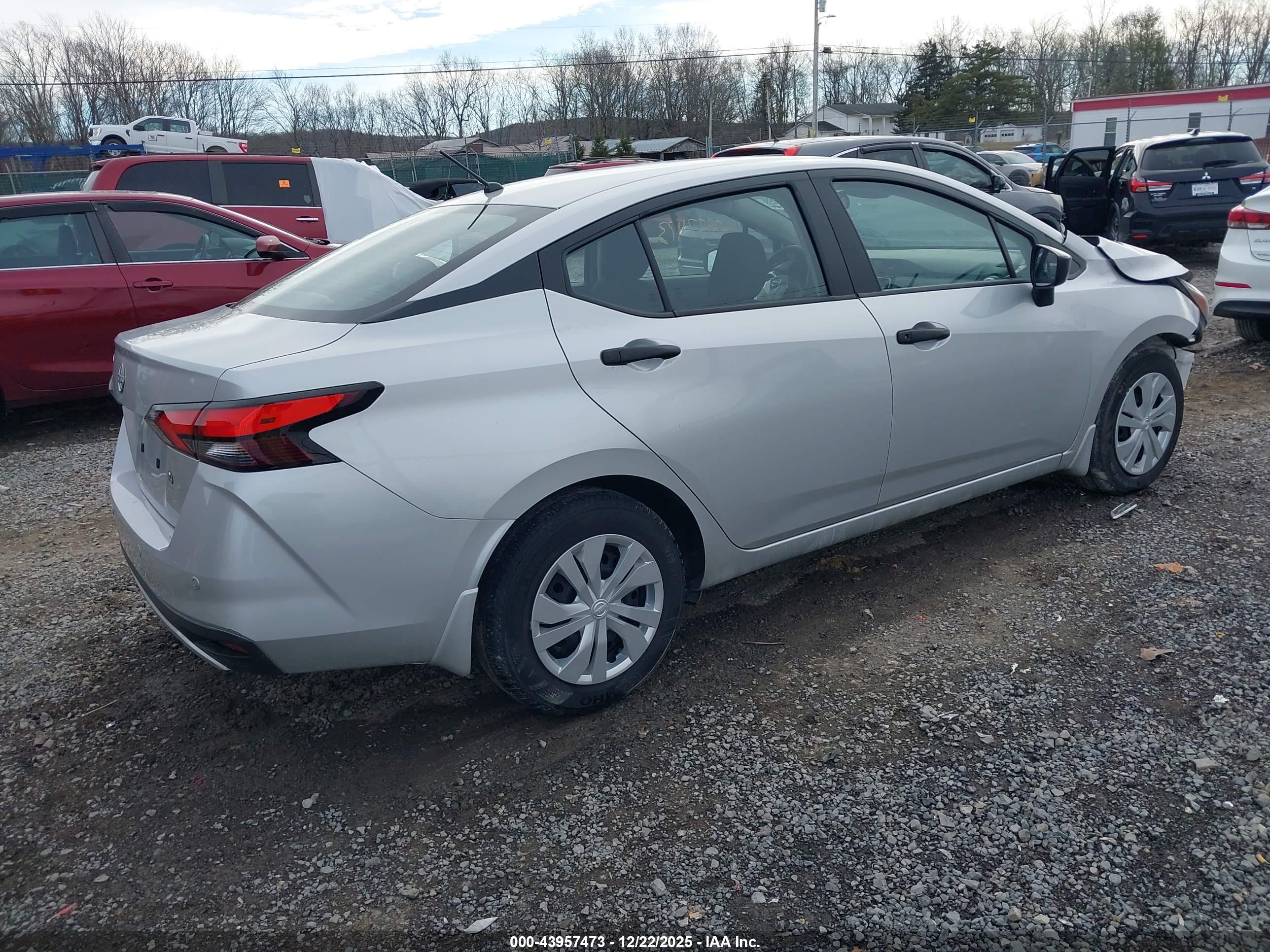 NISSAN VERSA image 4