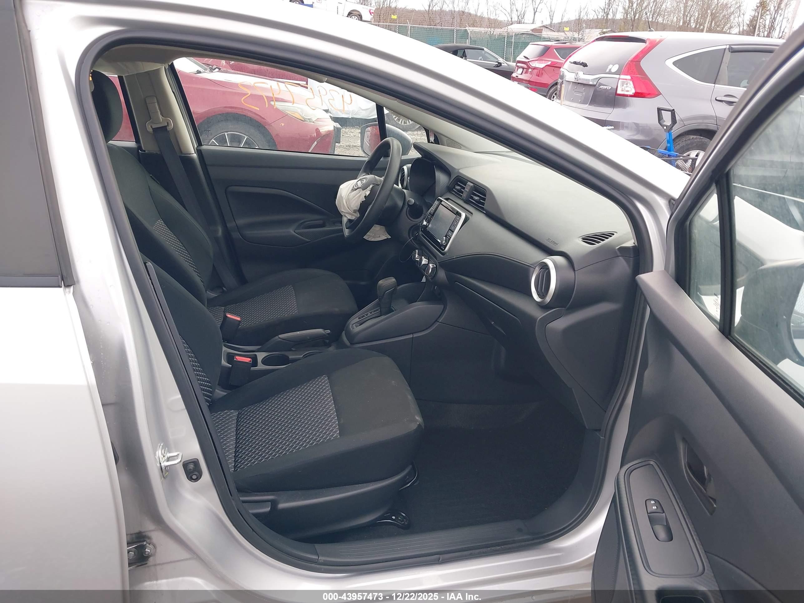 NISSAN VERSA image 5