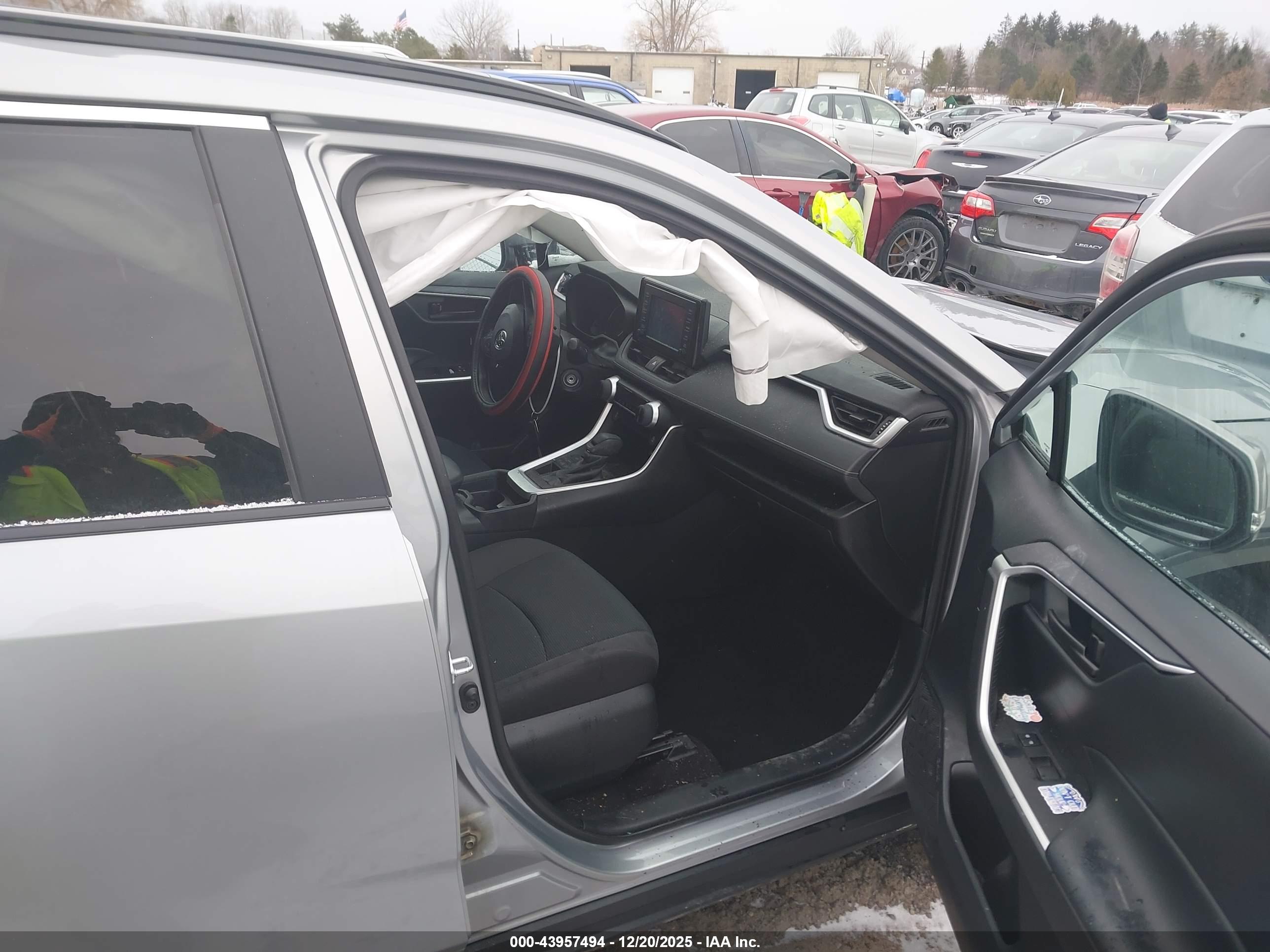 TOYOTA RAV4 image 5