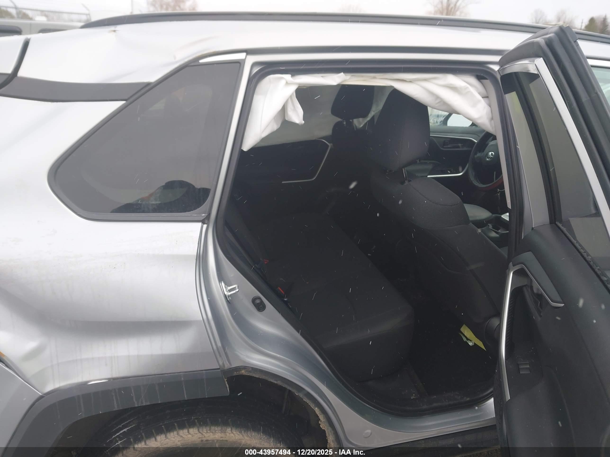TOYOTA RAV4 image 8