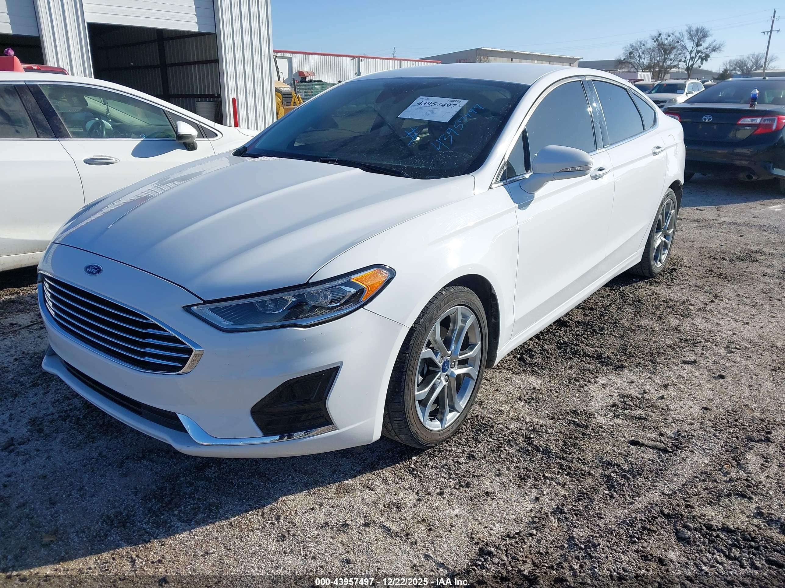 FORD FUSION image 2