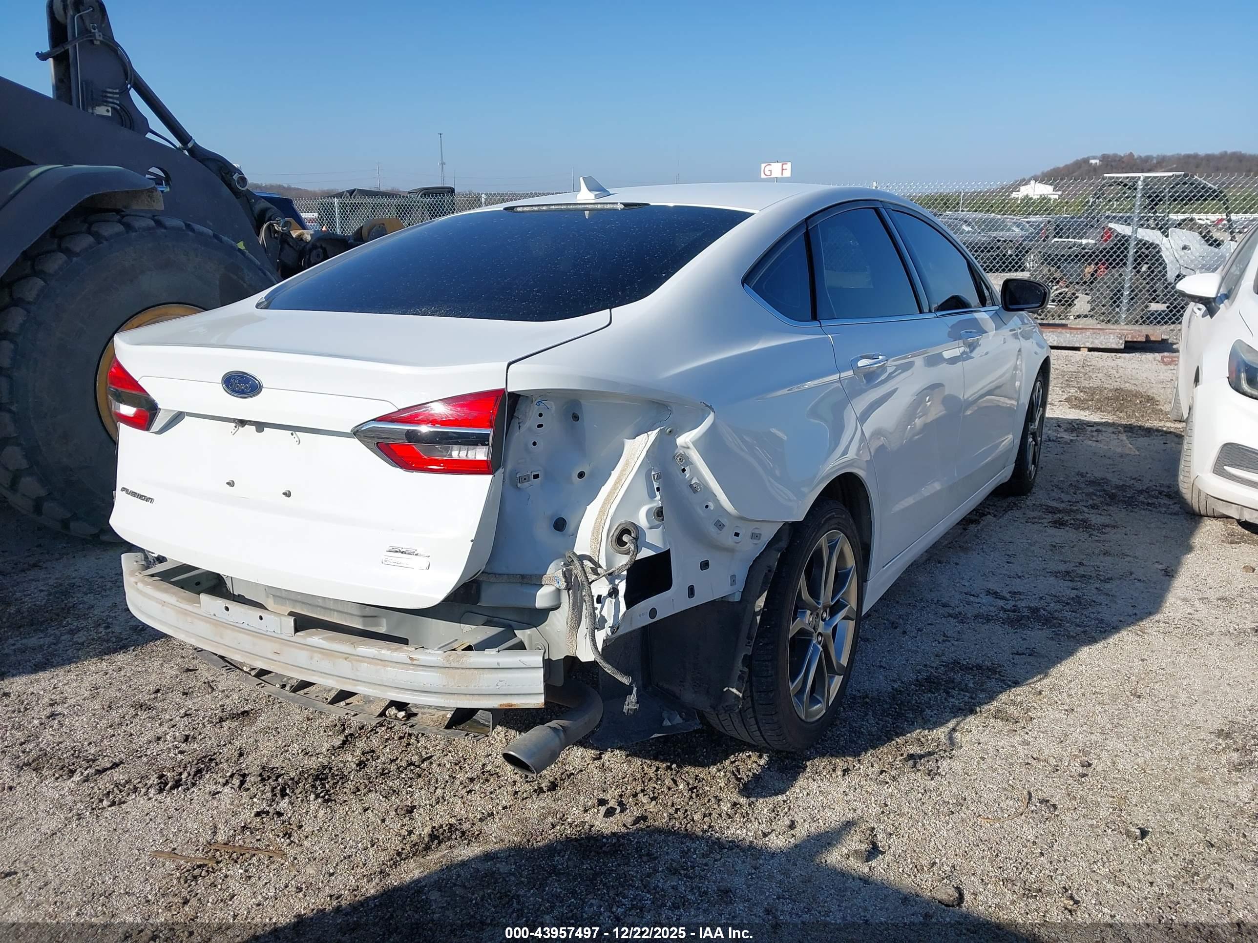 FORD FUSION image 4