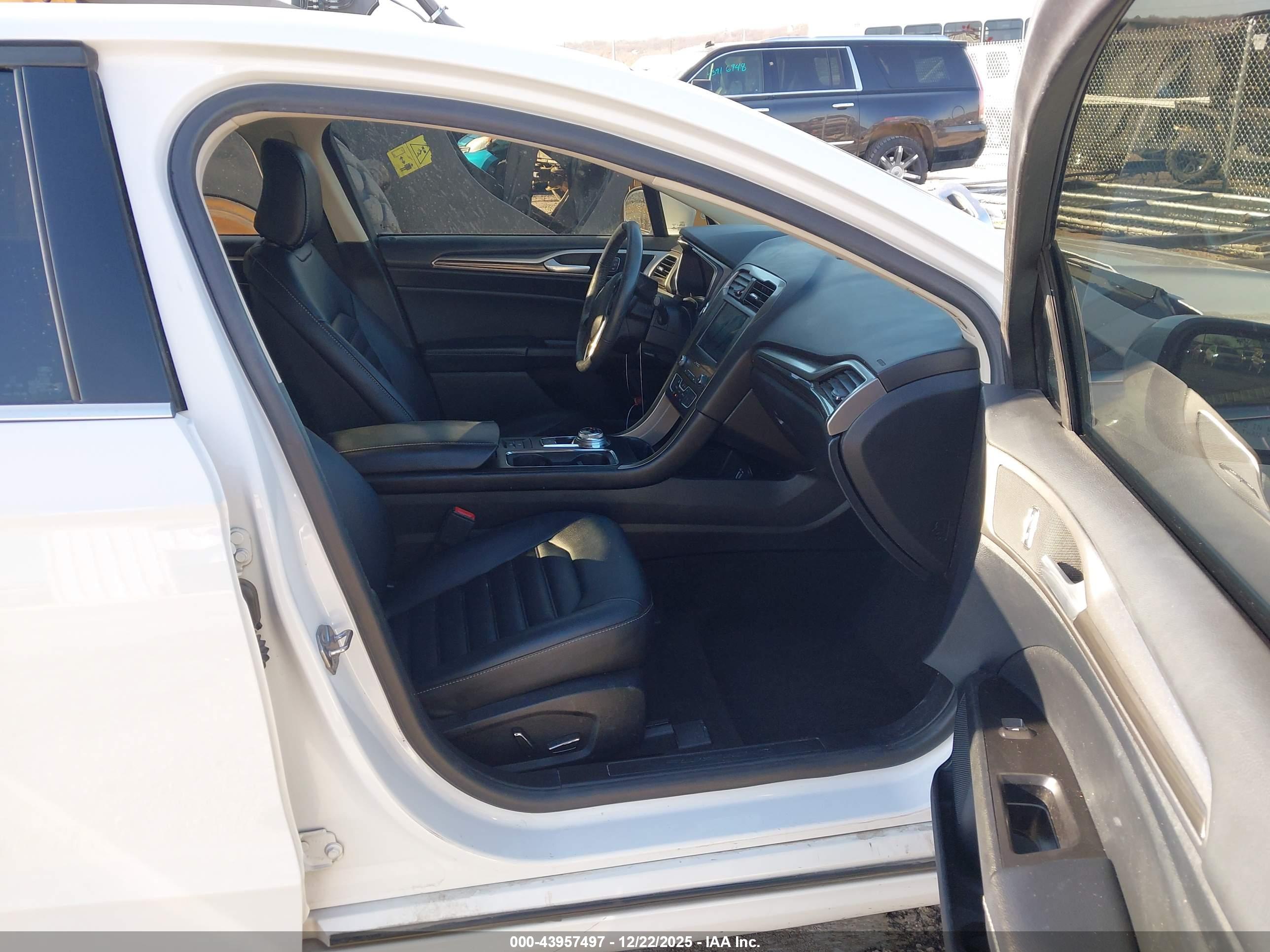 FORD FUSION image 5