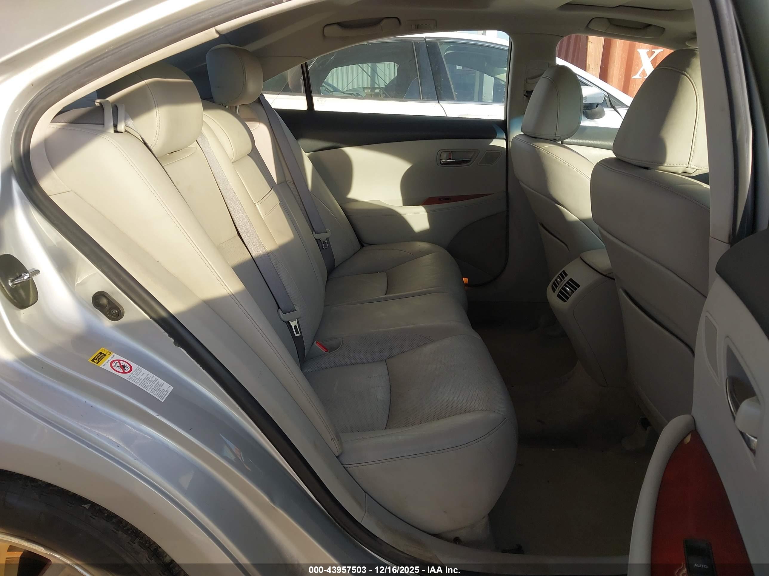 LEXUS ES image 8