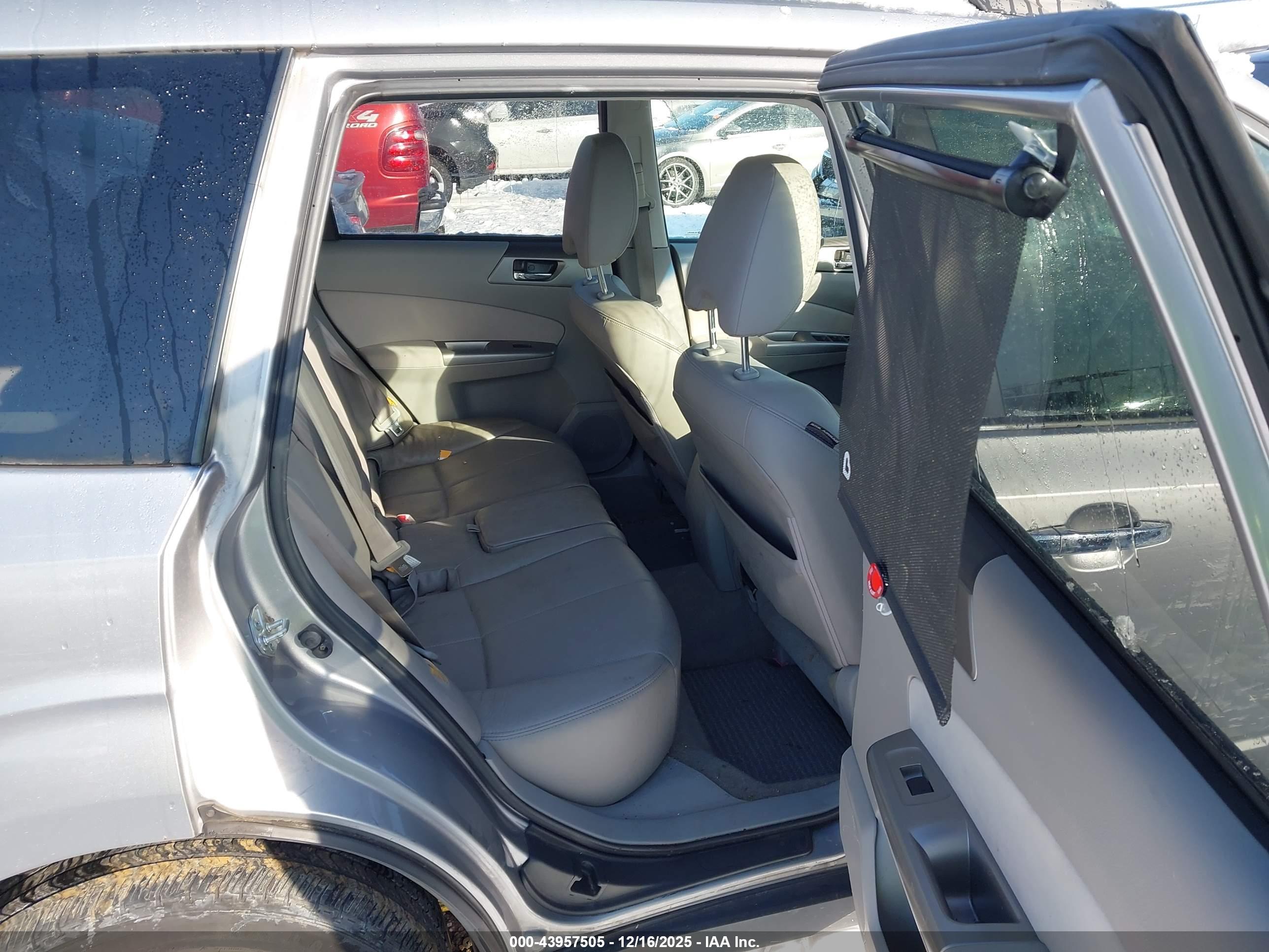 SUBARU FORESTER image 8