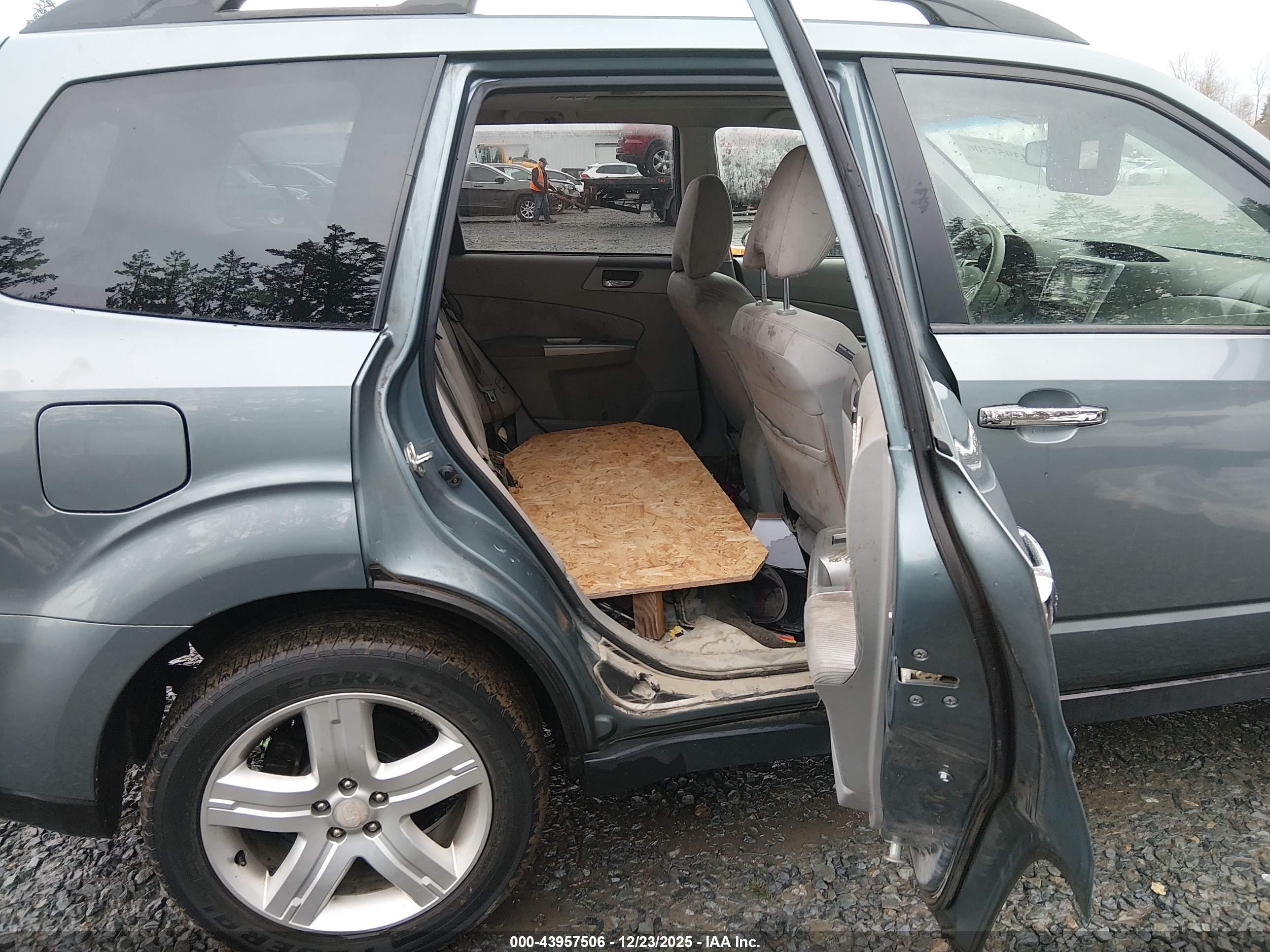 SUBARU FORESTER image 8