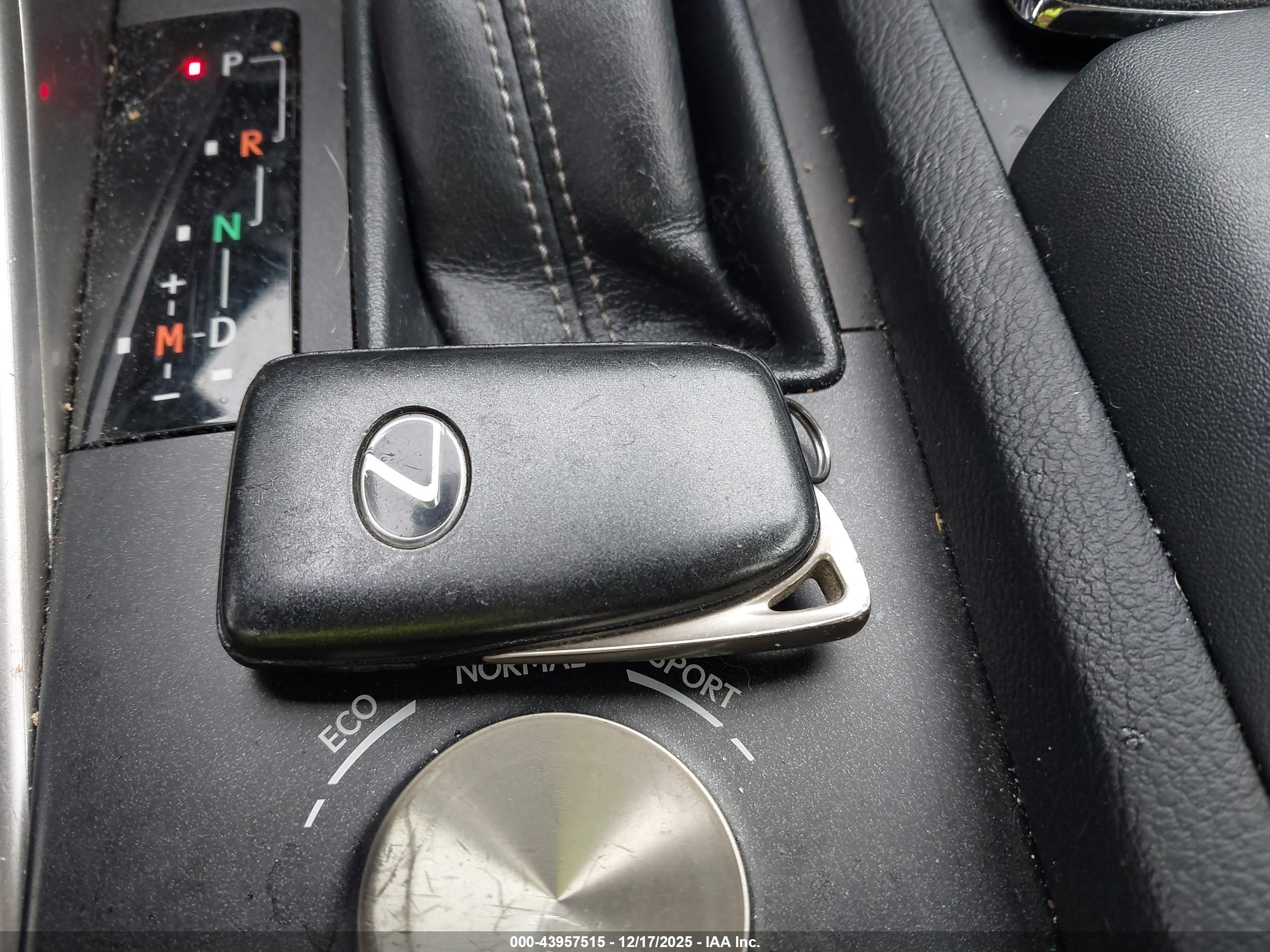 LEXUS IS image 11