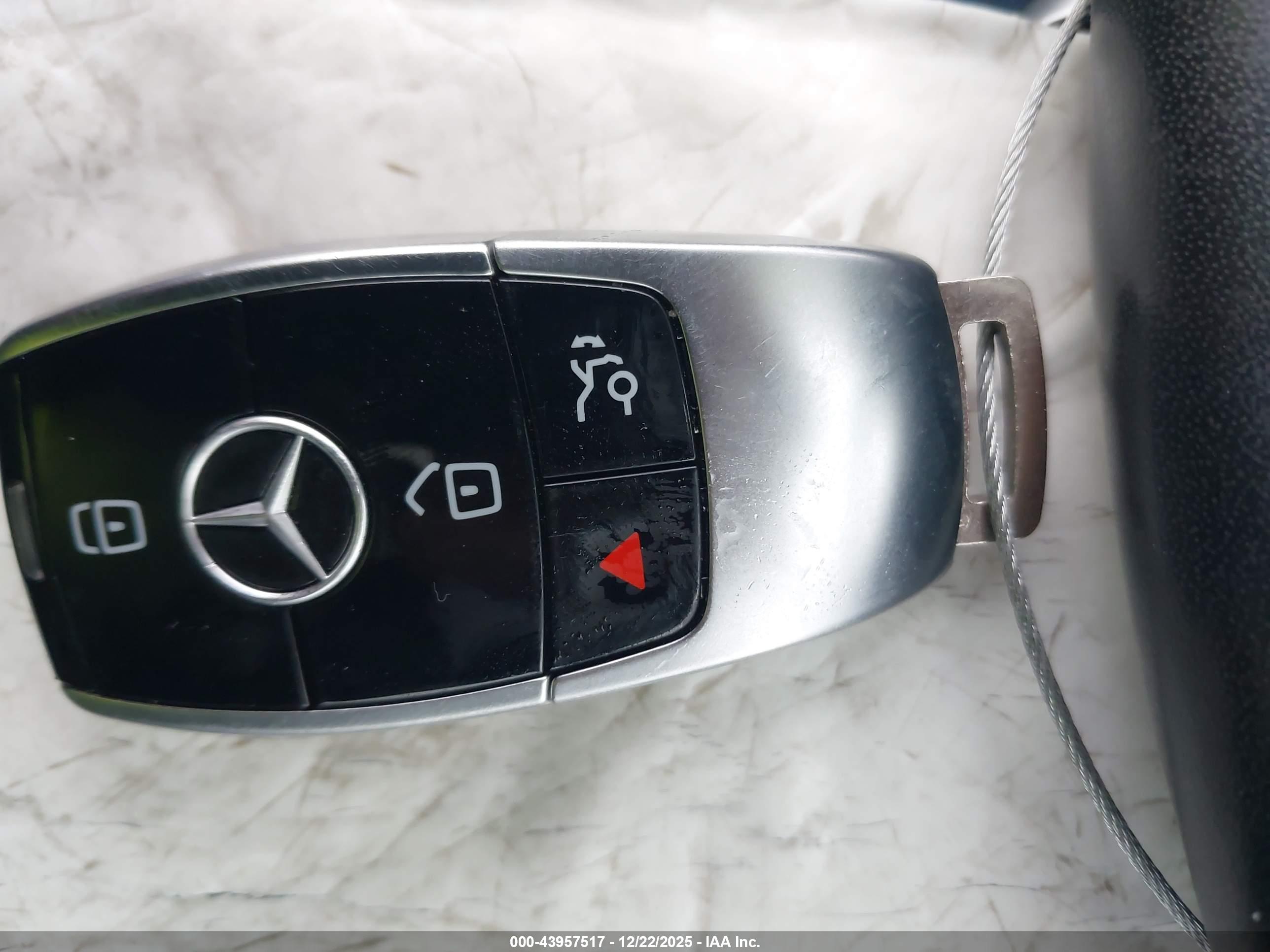 MERCEDES-BENZ E image 11