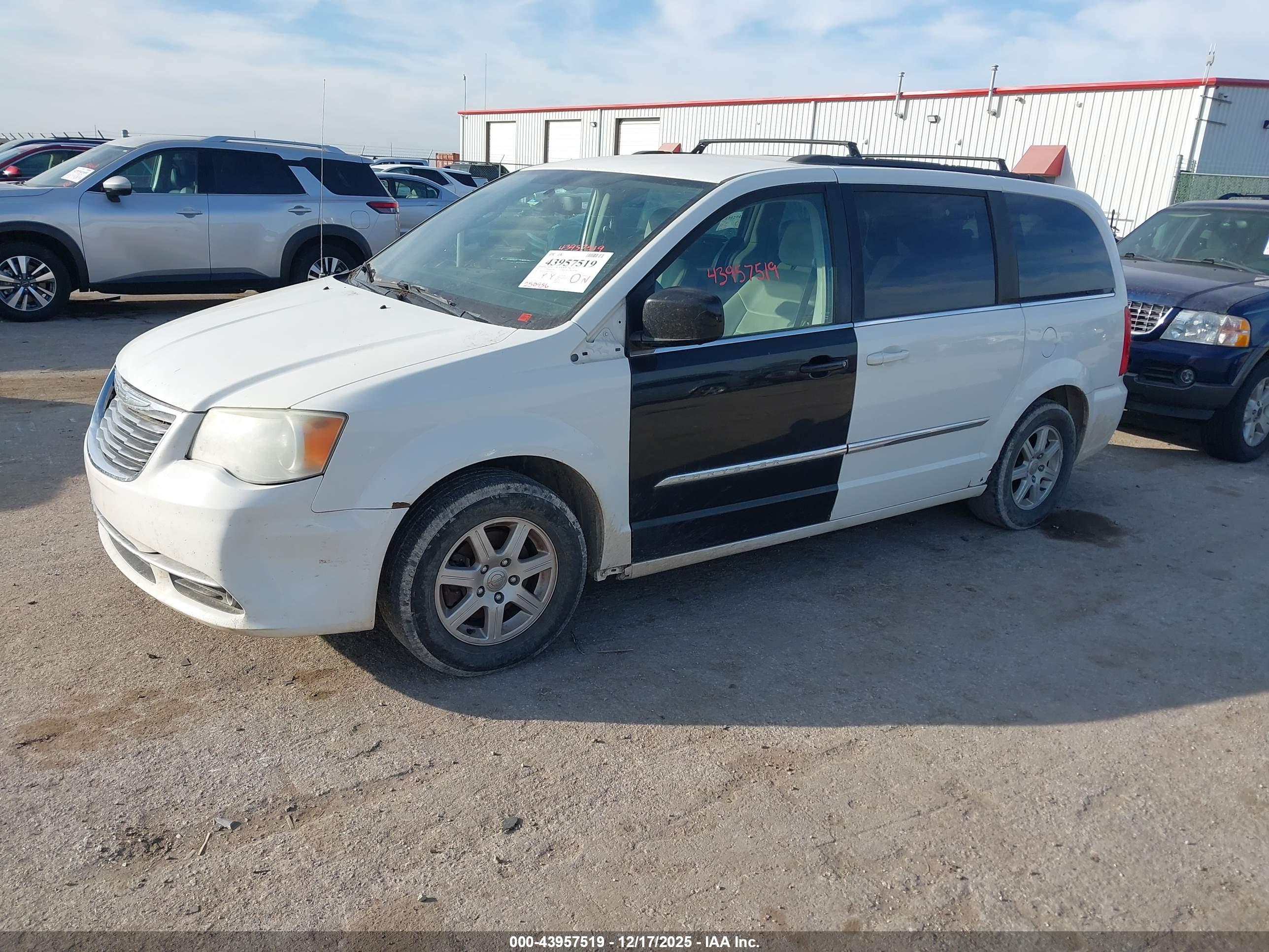 CHRYSLER TOWN image 2