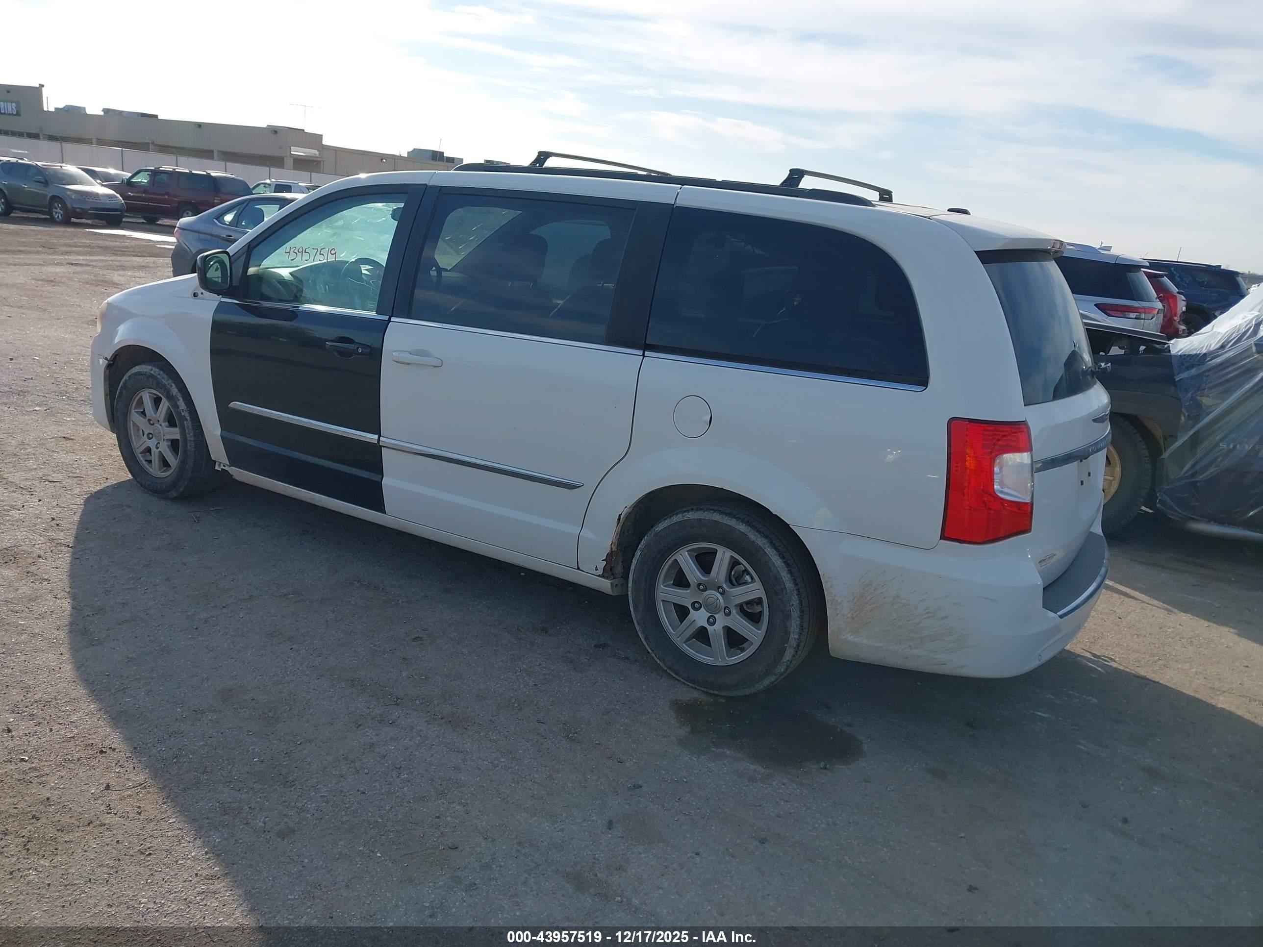 CHRYSLER TOWN image 3