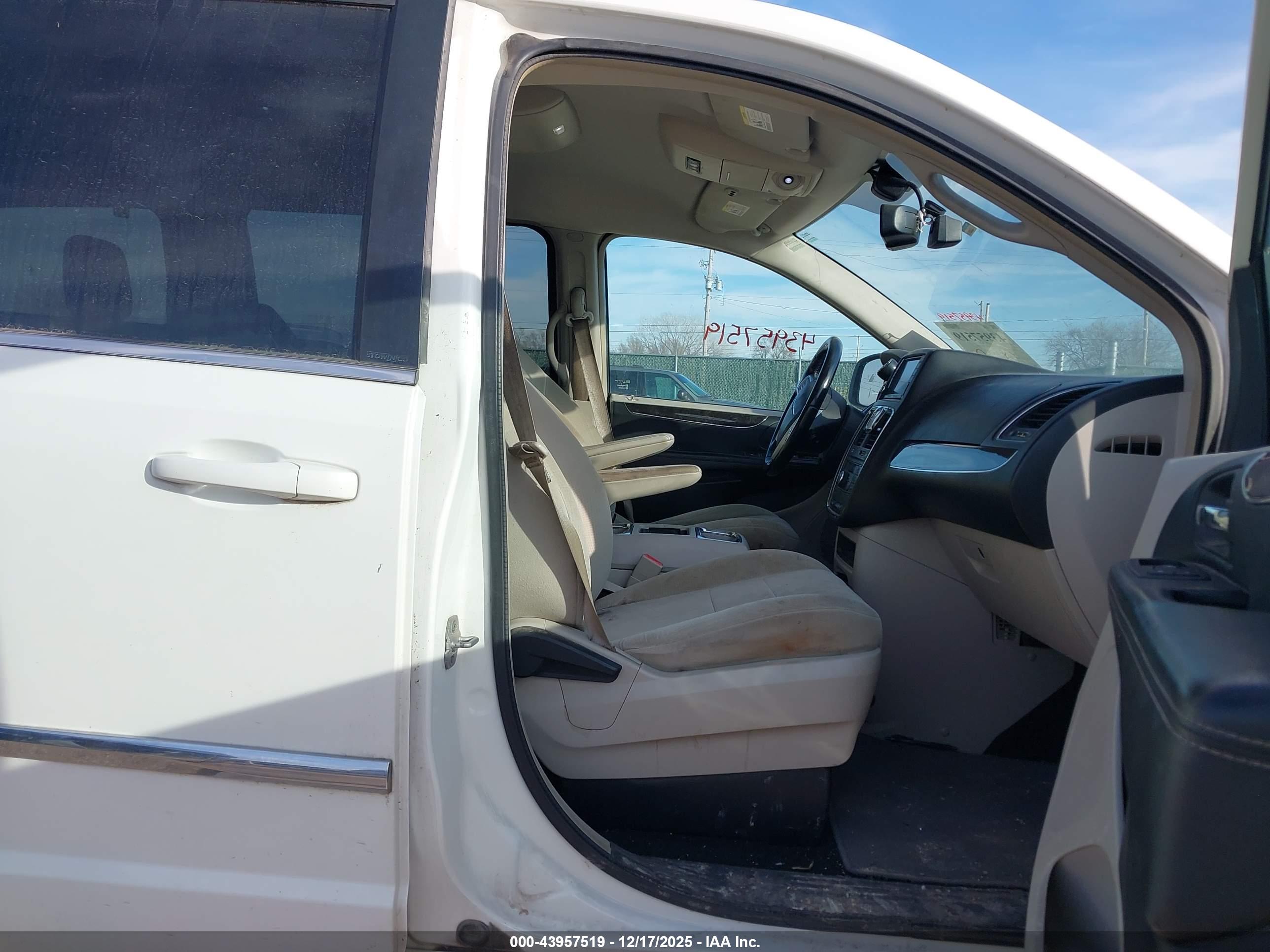 CHRYSLER TOWN image 5