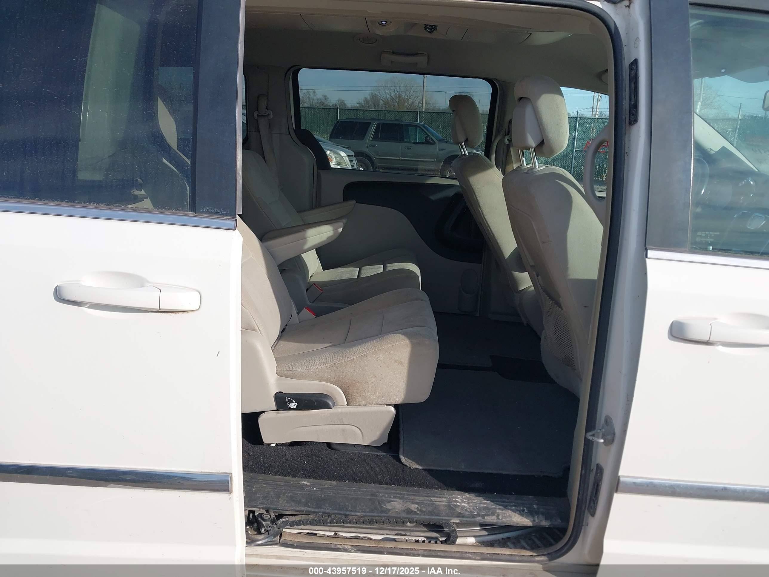CHRYSLER TOWN image 8