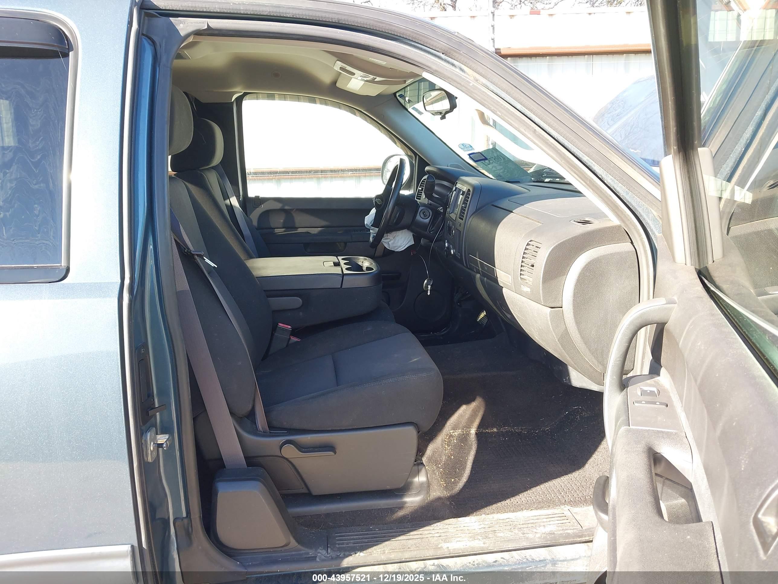 CHEVROLET SILVERADO image 5
