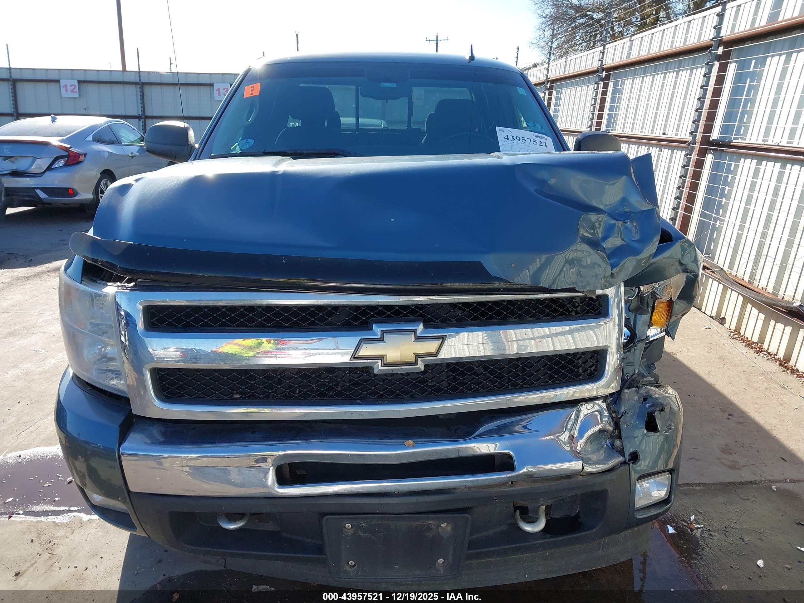 CHEVROLET SILVERADO image 6