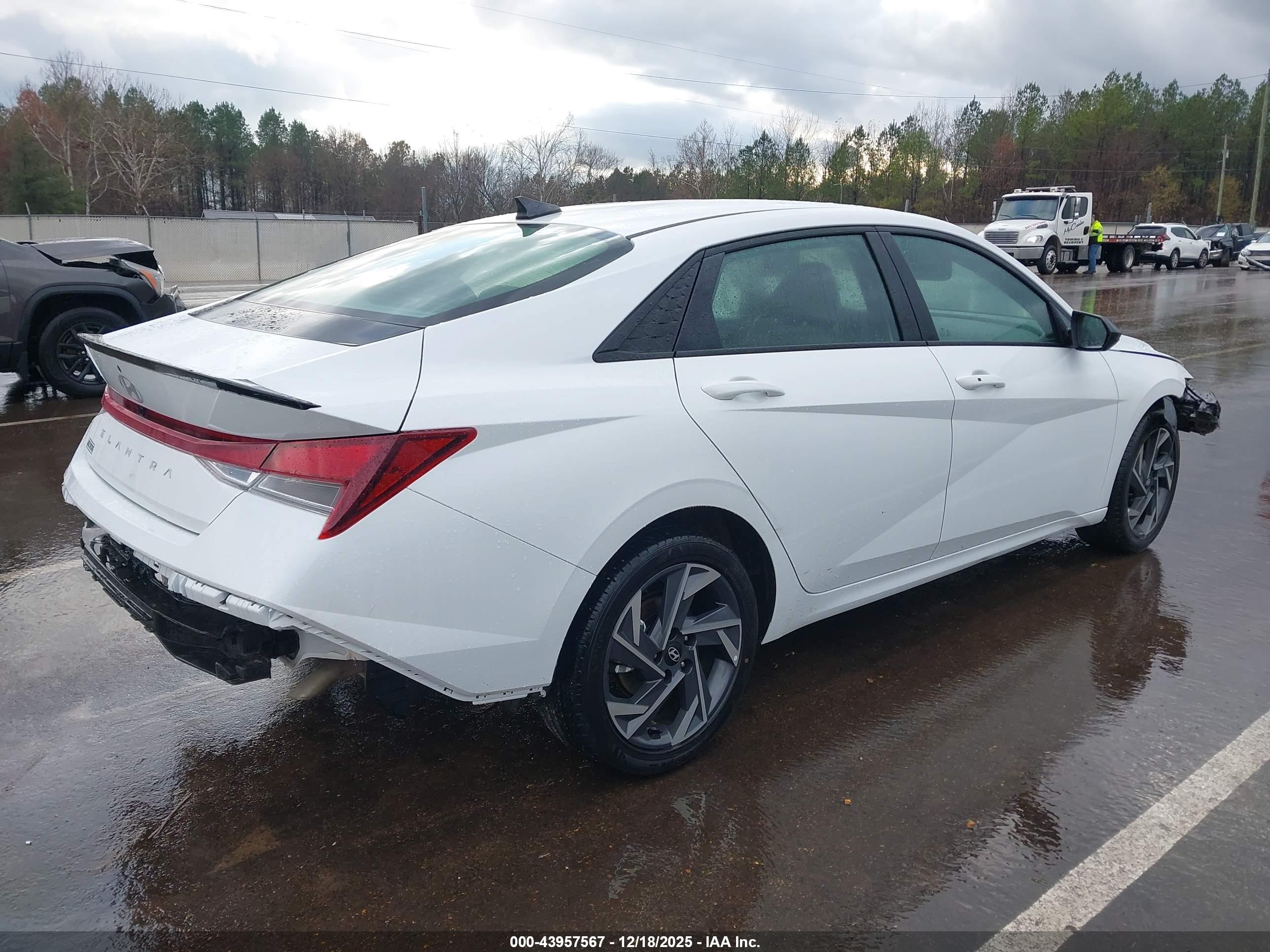 HYUNDAI ELANTRA image 4