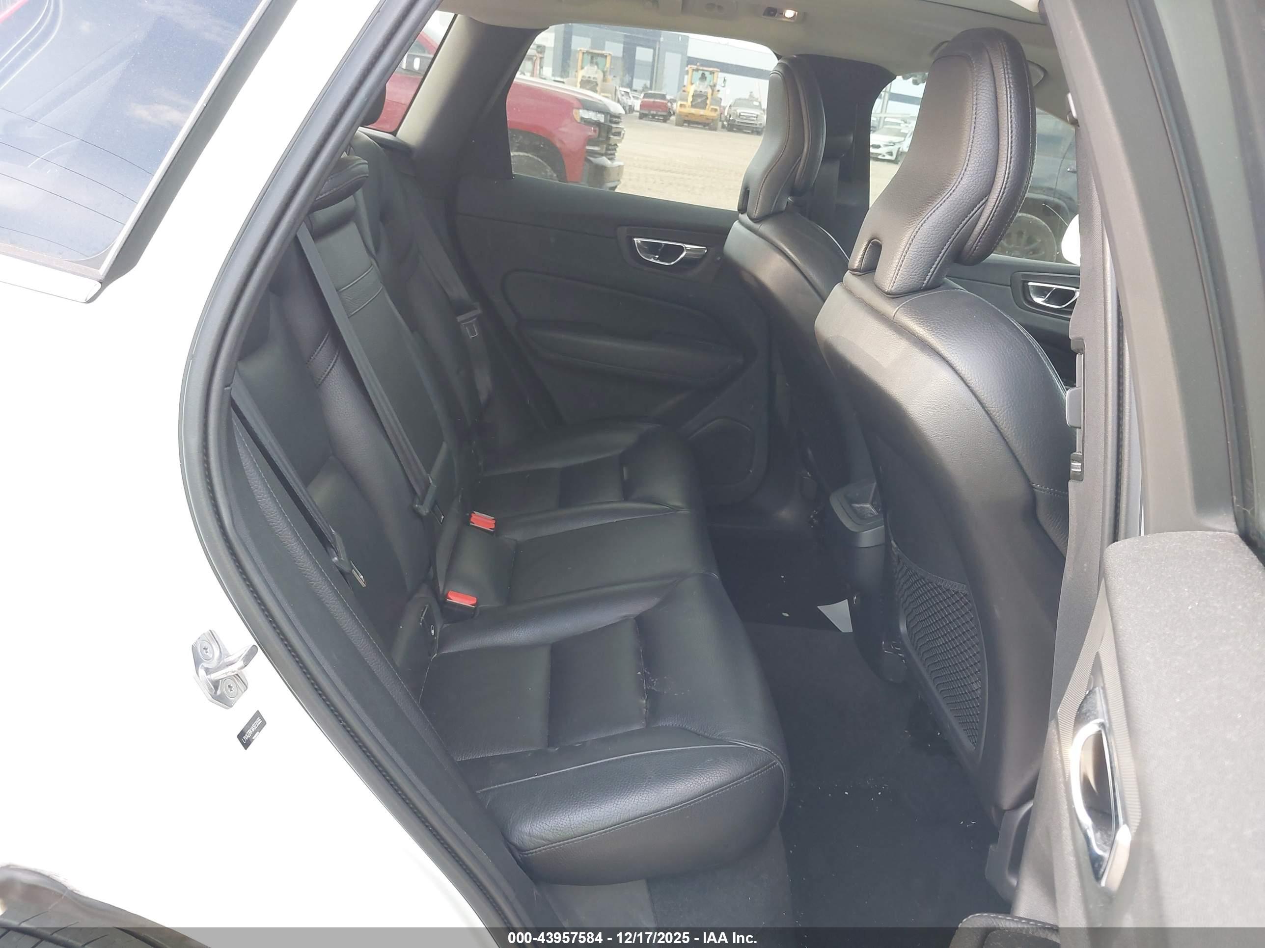 VOLVO XC60 image 8