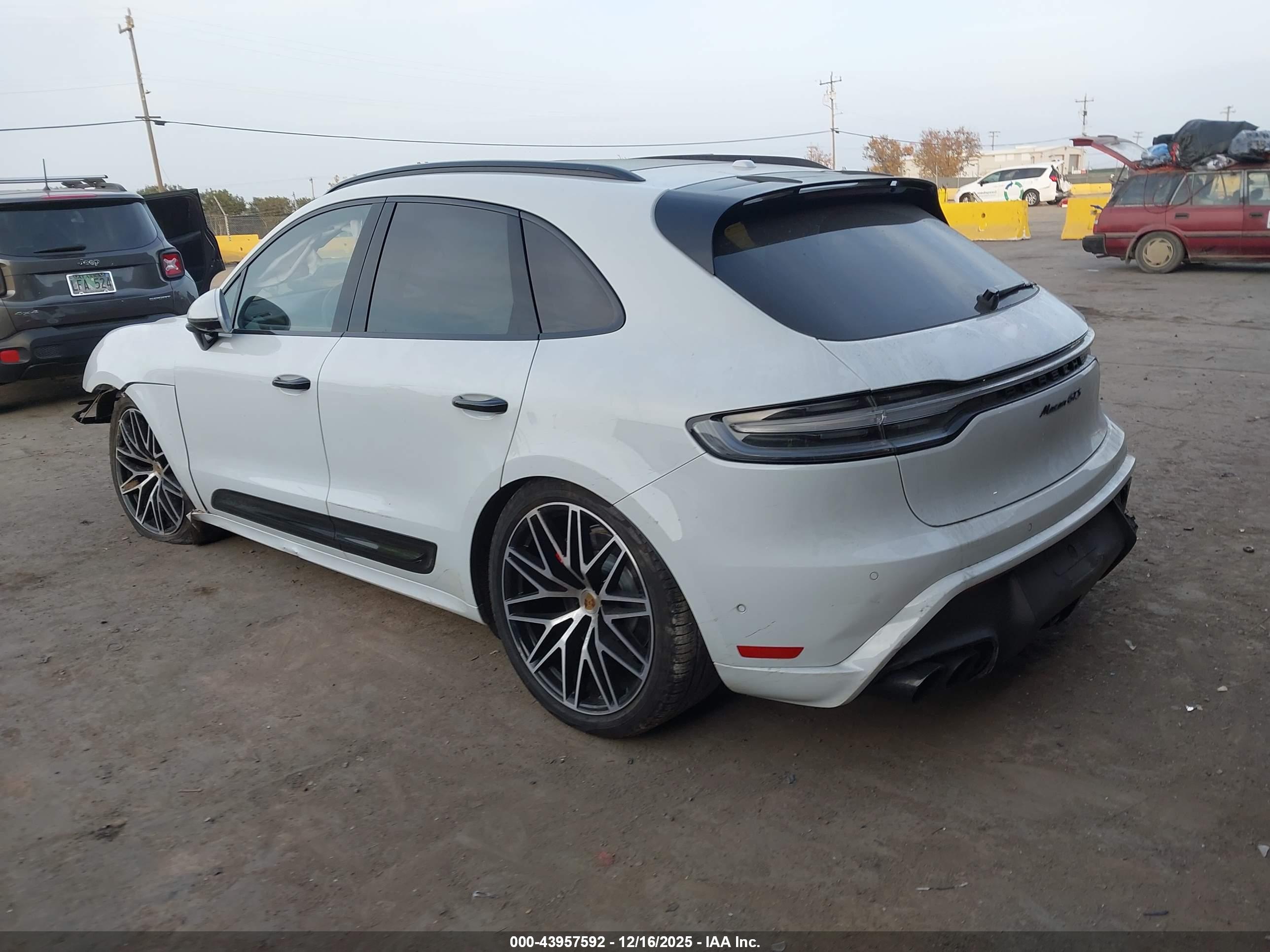 PORSCHE MACAN image 3