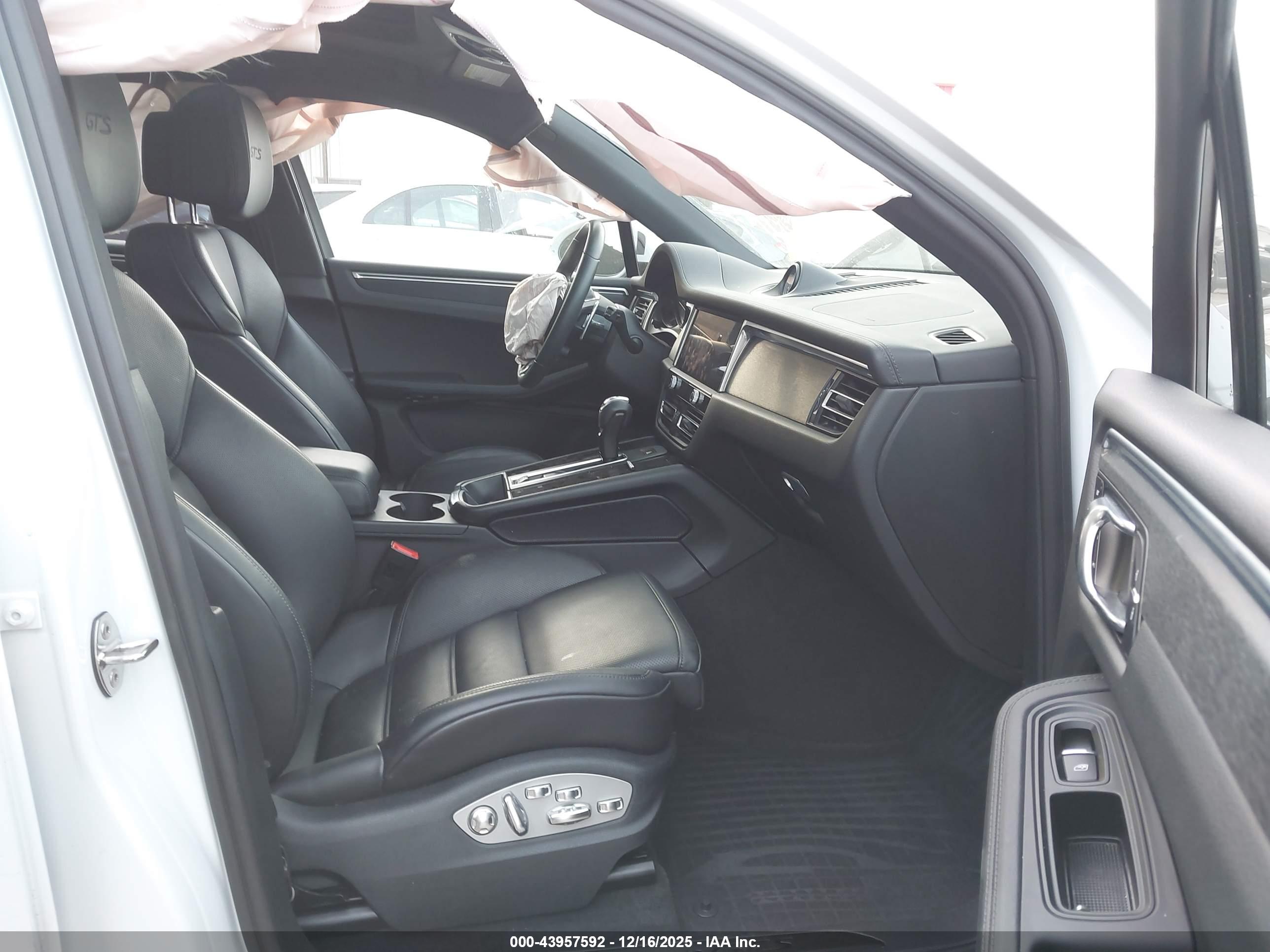 PORSCHE MACAN image 5