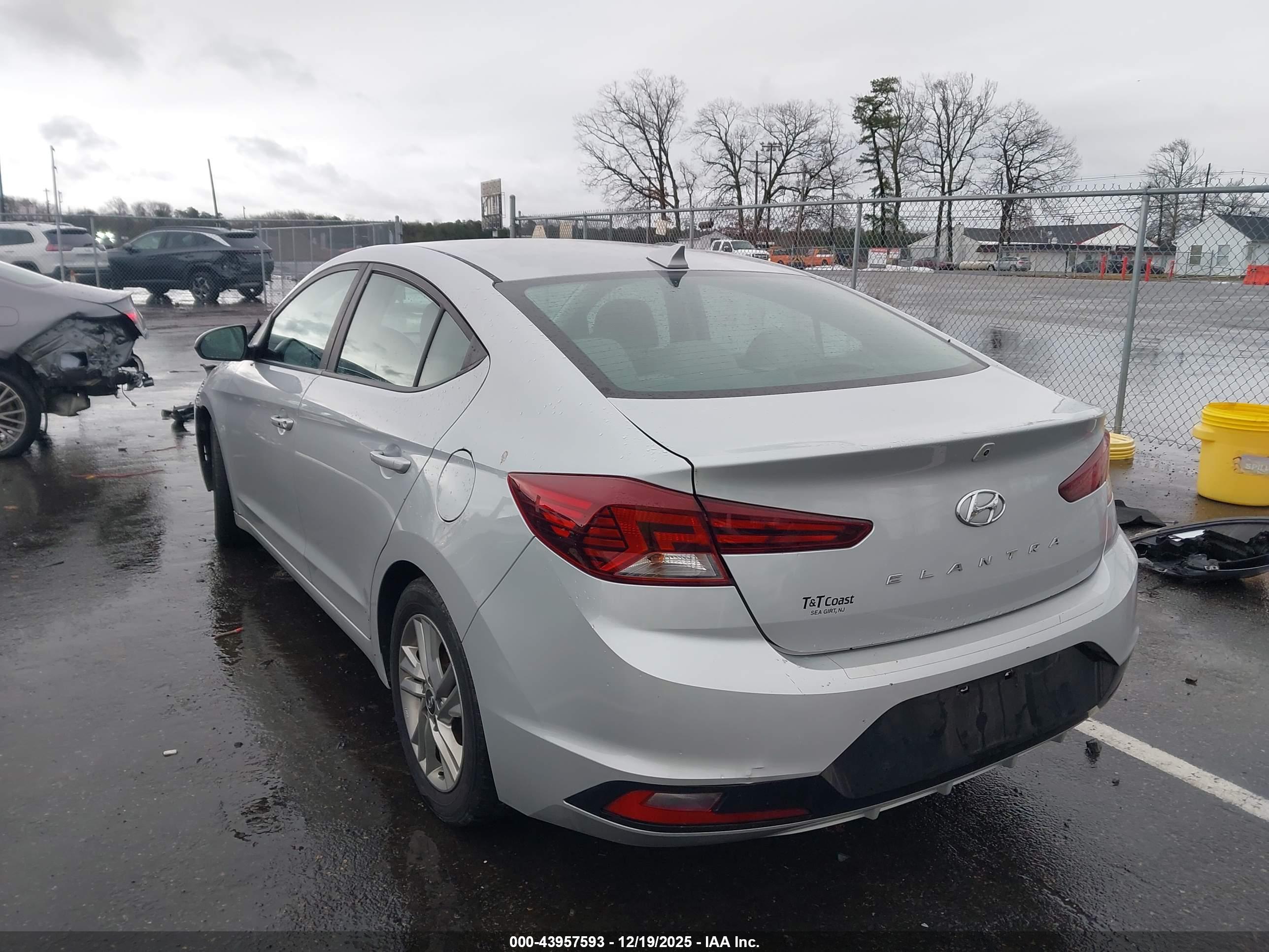 HYUNDAI ELANTRA image 3