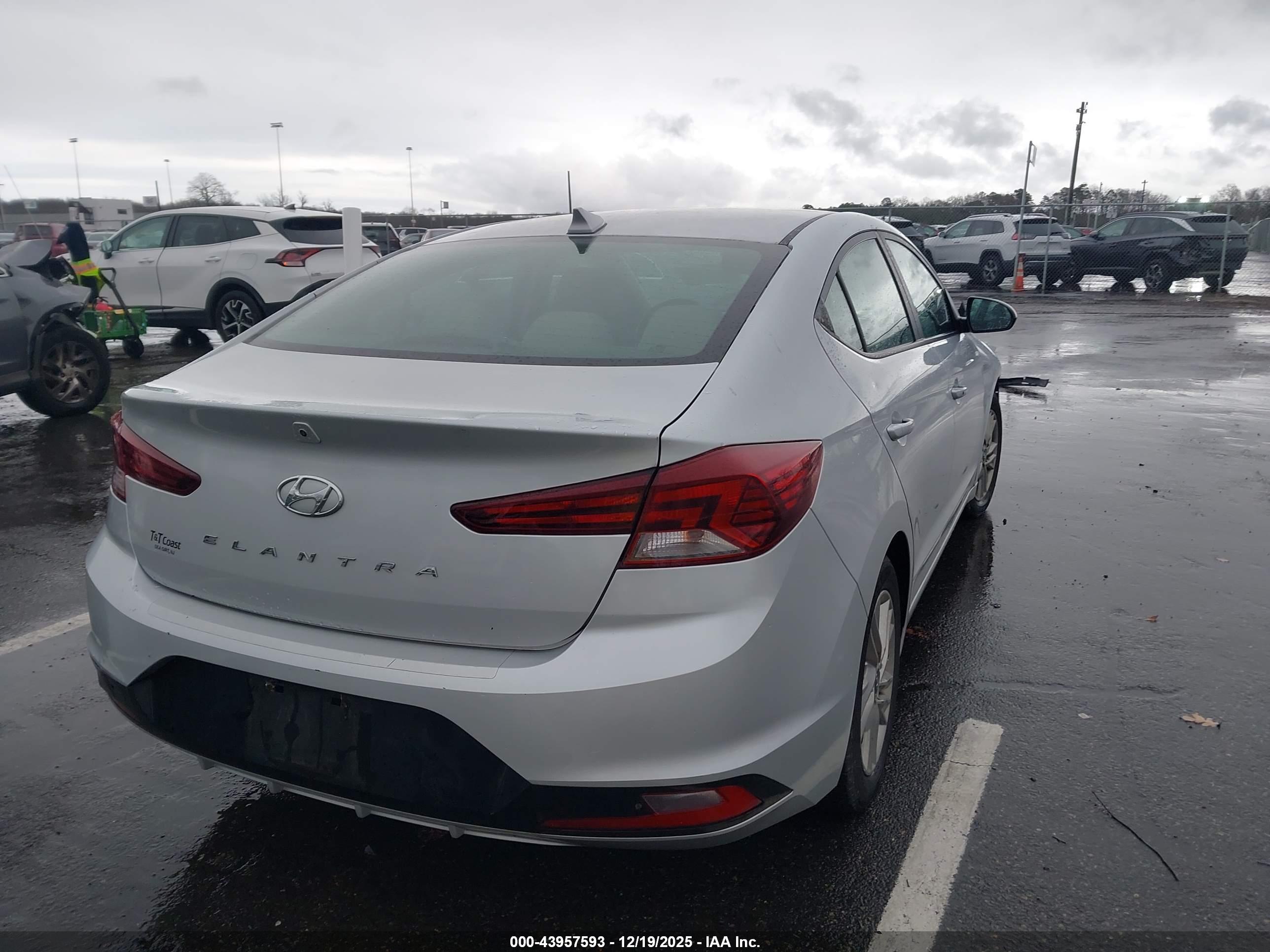 HYUNDAI ELANTRA image 4
