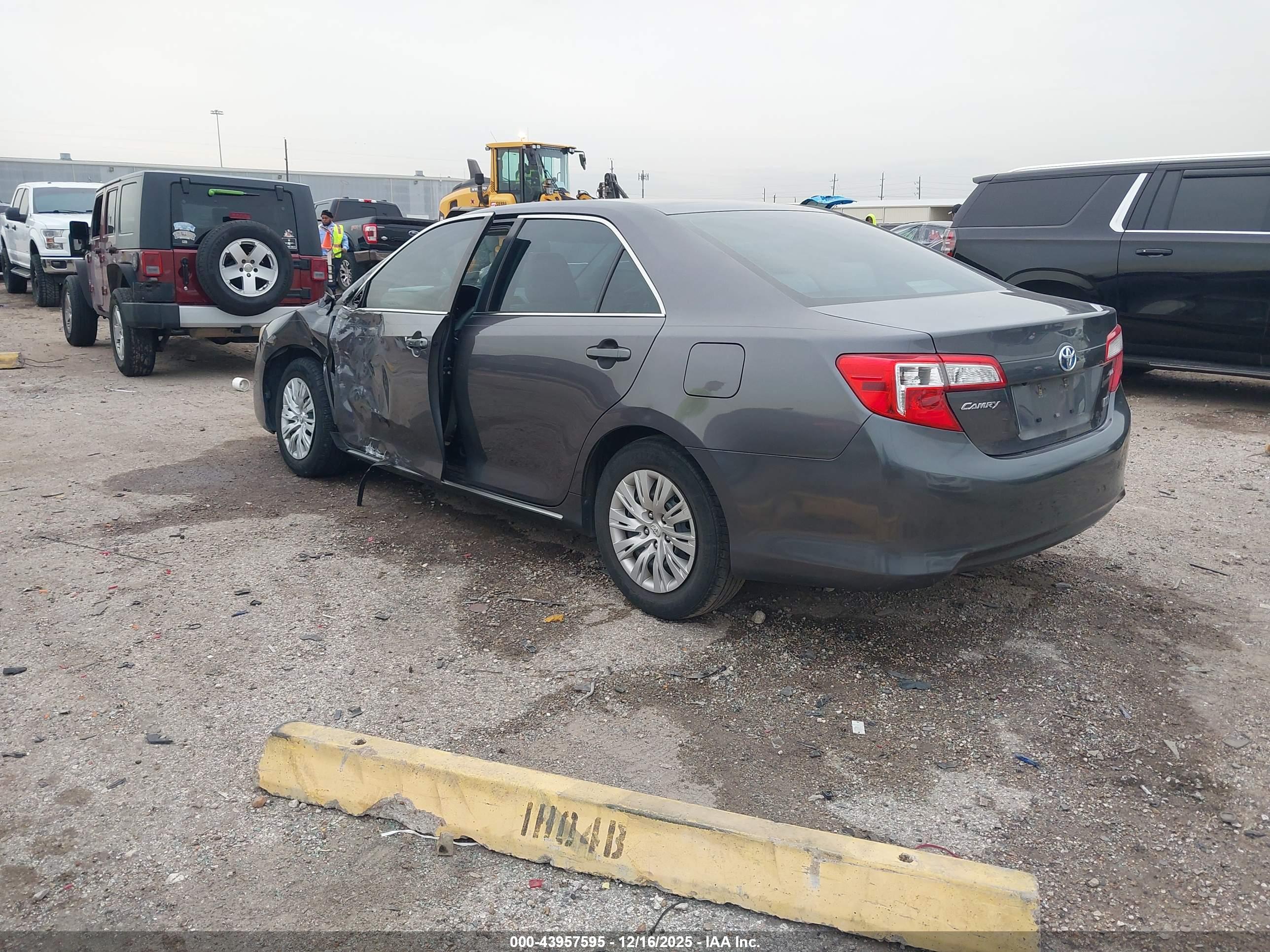 TOYOTA CAMRY image 3