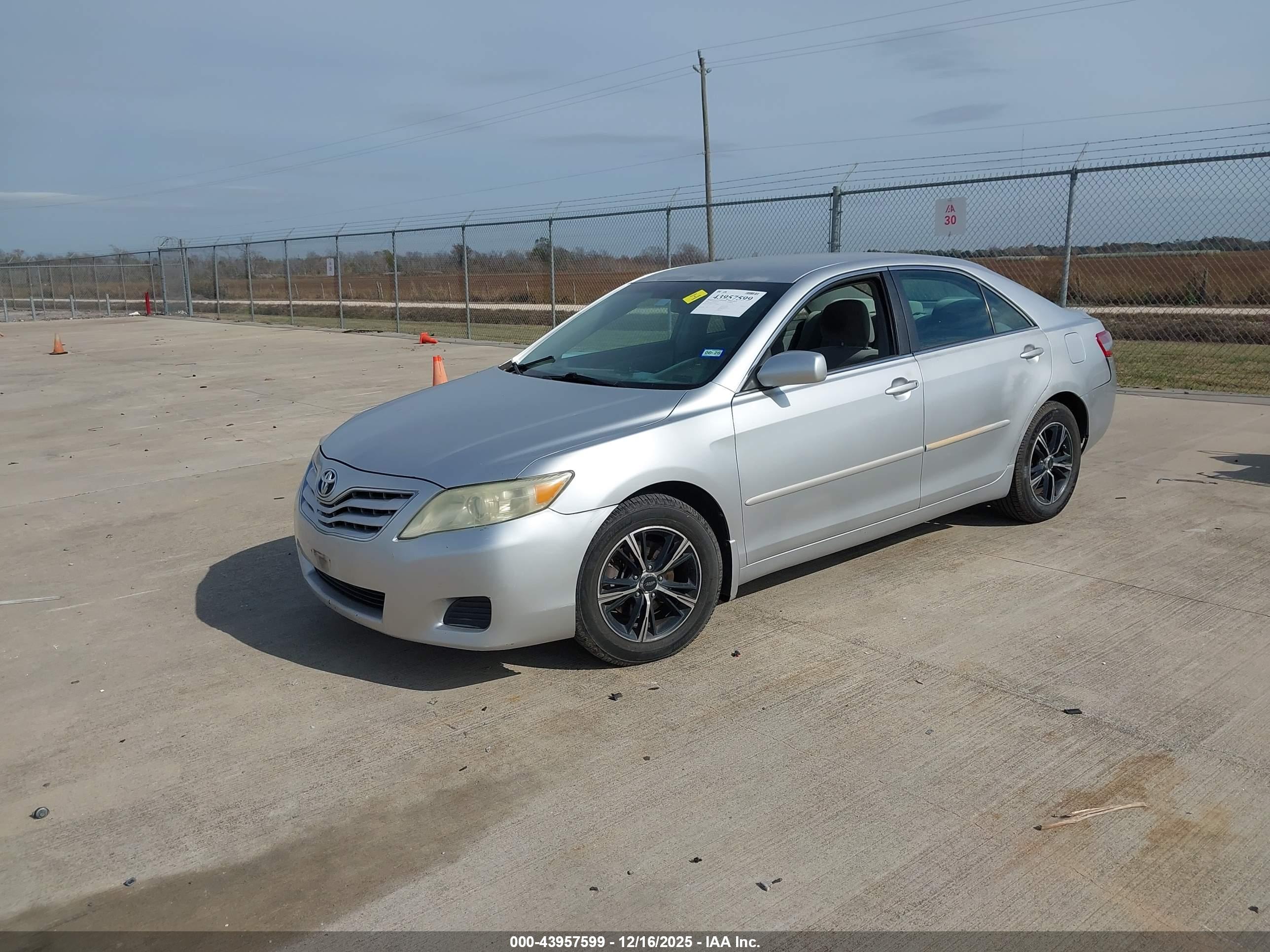 TOYOTA CAMRY image 2