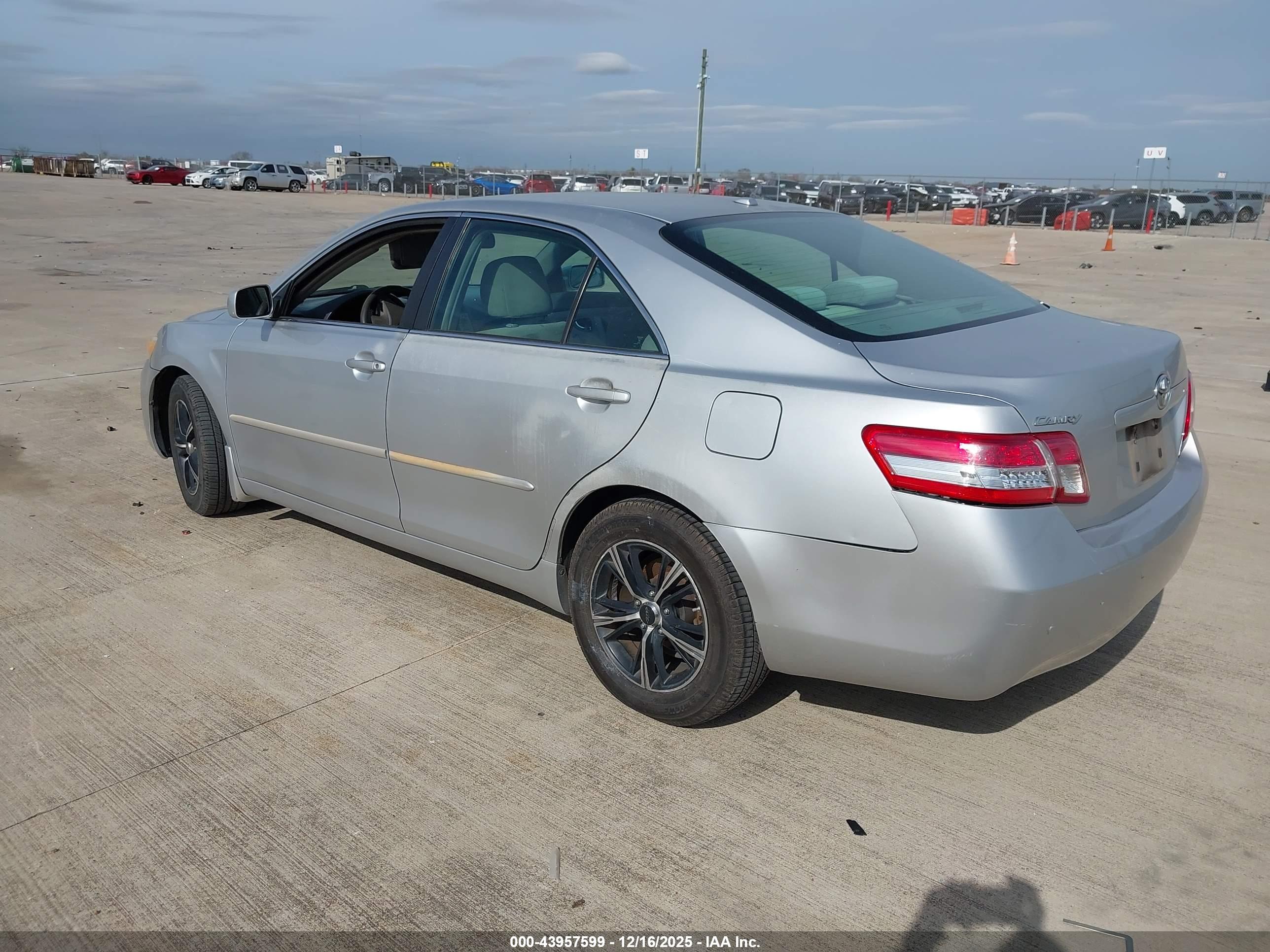 TOYOTA CAMRY image 3