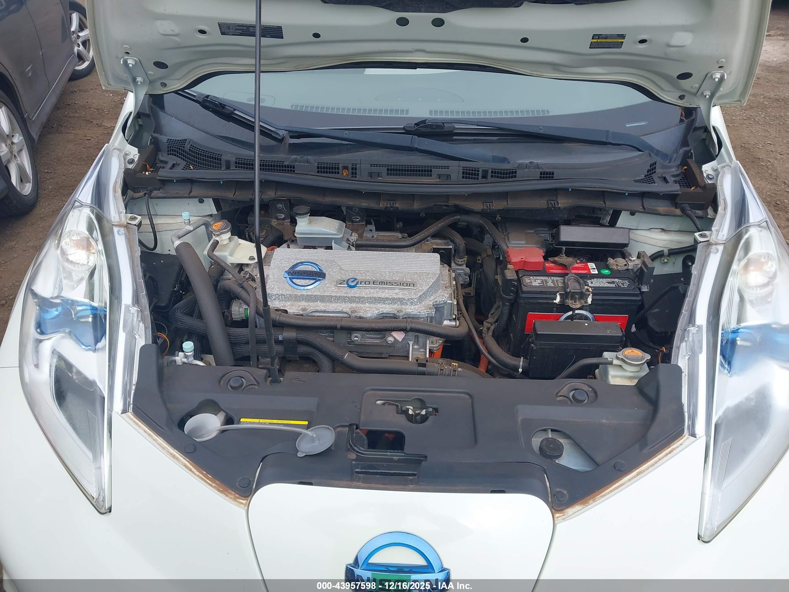 NISSAN LEAF image 10