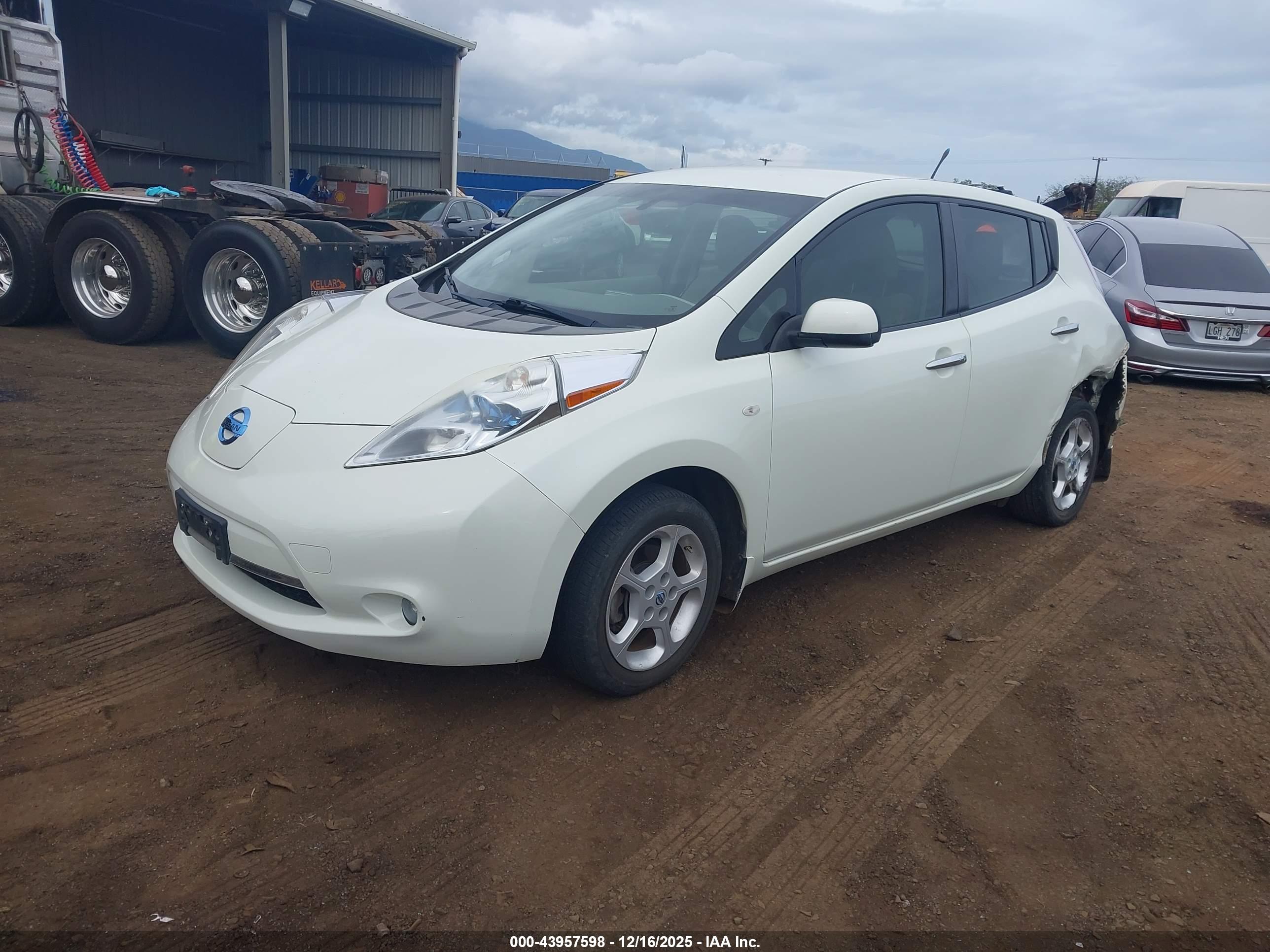 NISSAN LEAF image 2