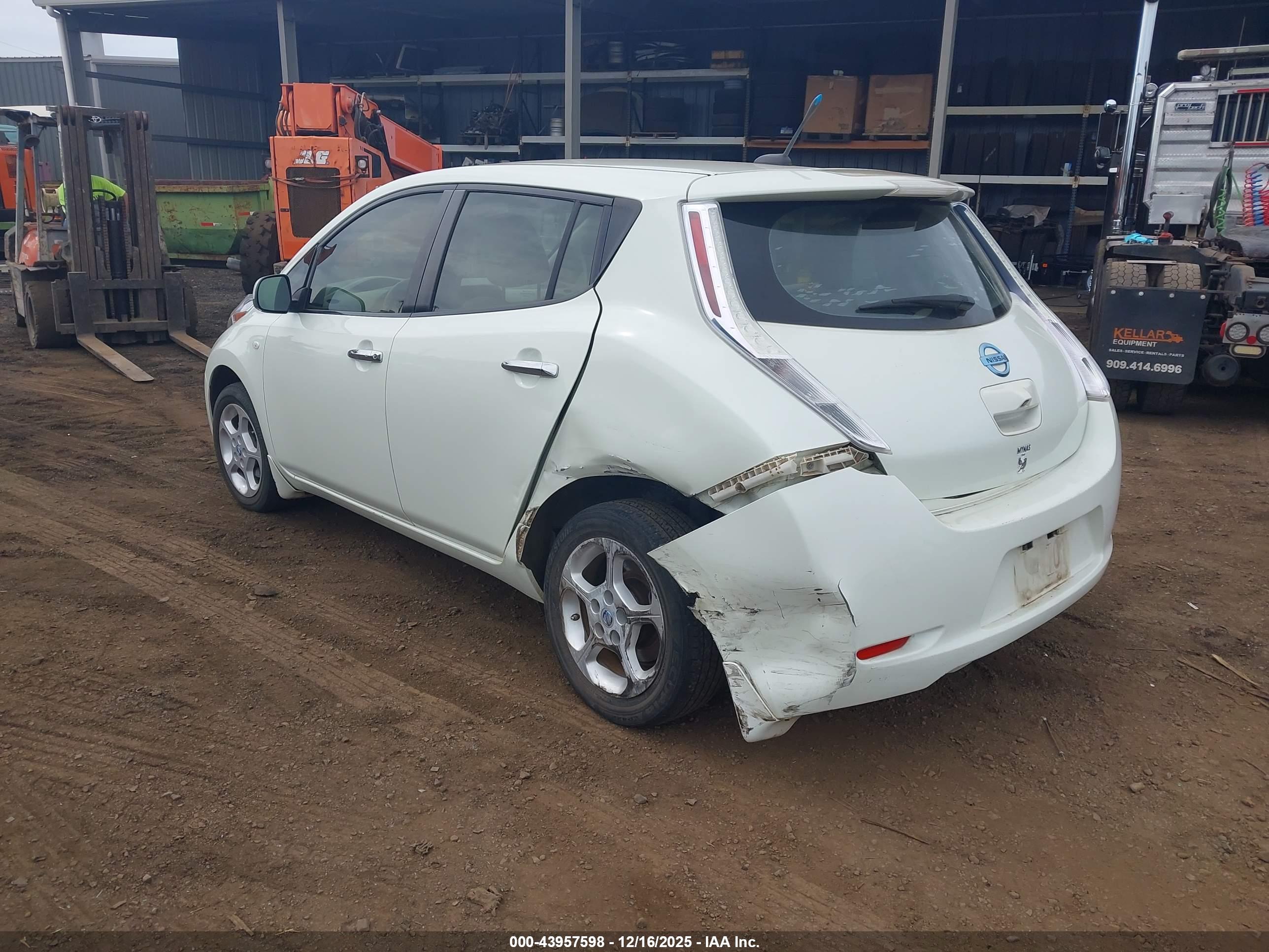 NISSAN LEAF image 3