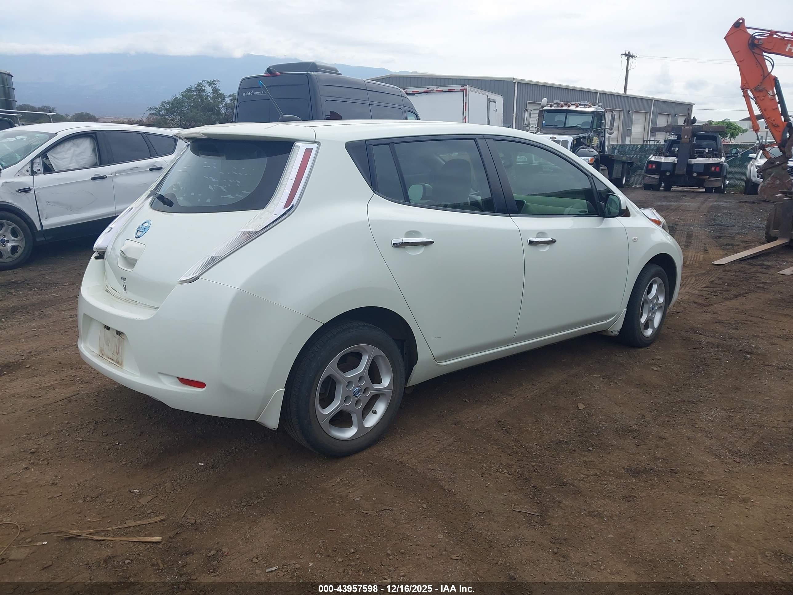 NISSAN LEAF image 4