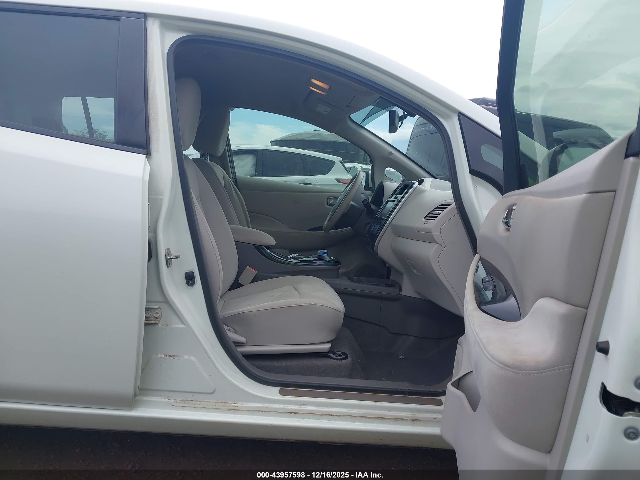 NISSAN LEAF image 5