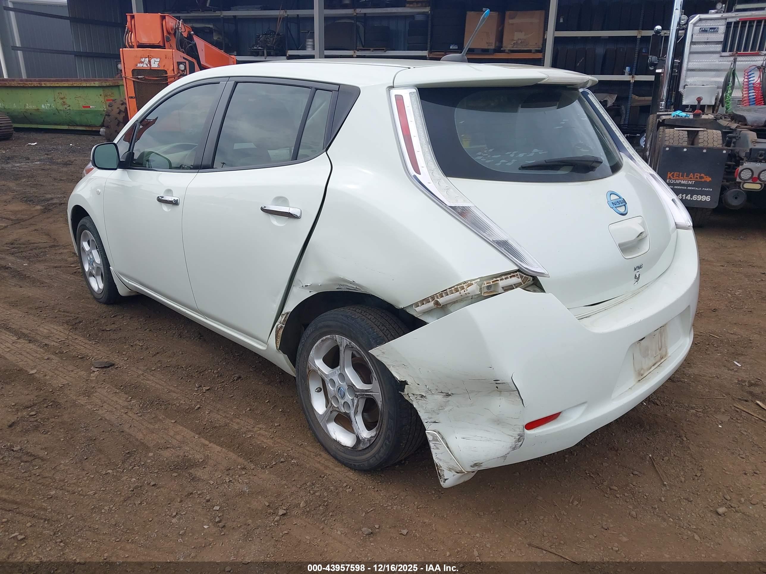 NISSAN LEAF image 6
