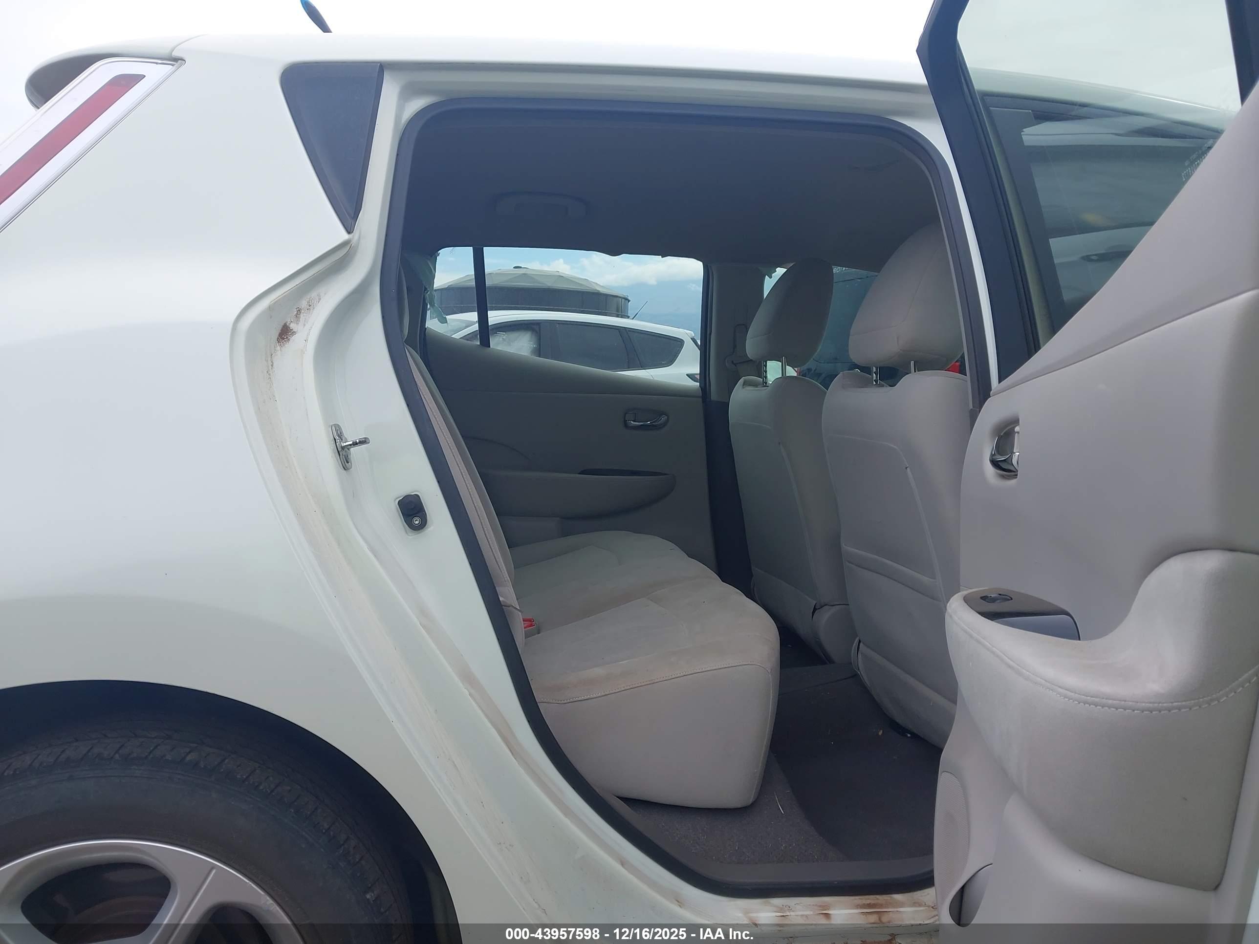 NISSAN LEAF image 8