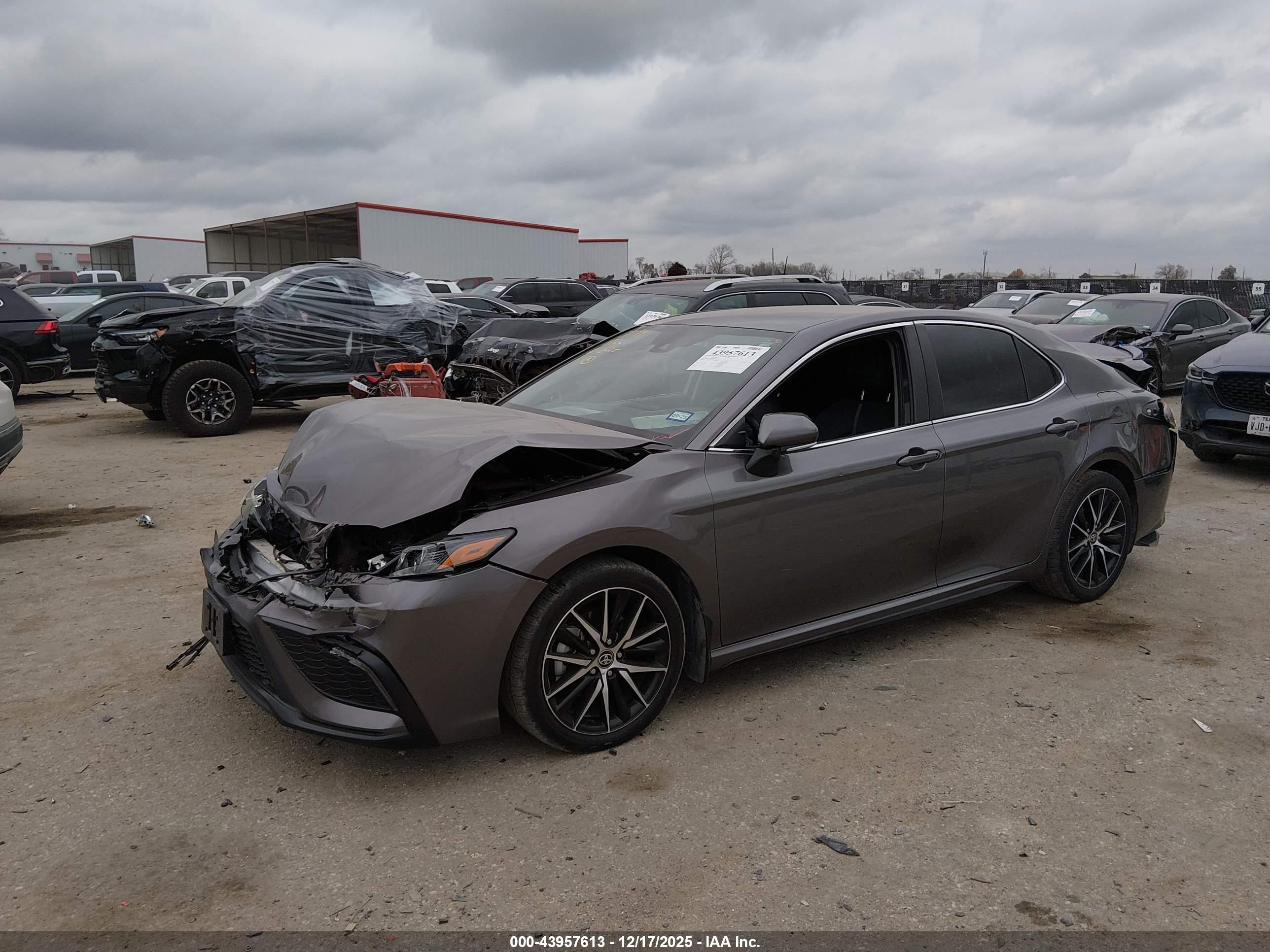 TOYOTA CAMRY image 2