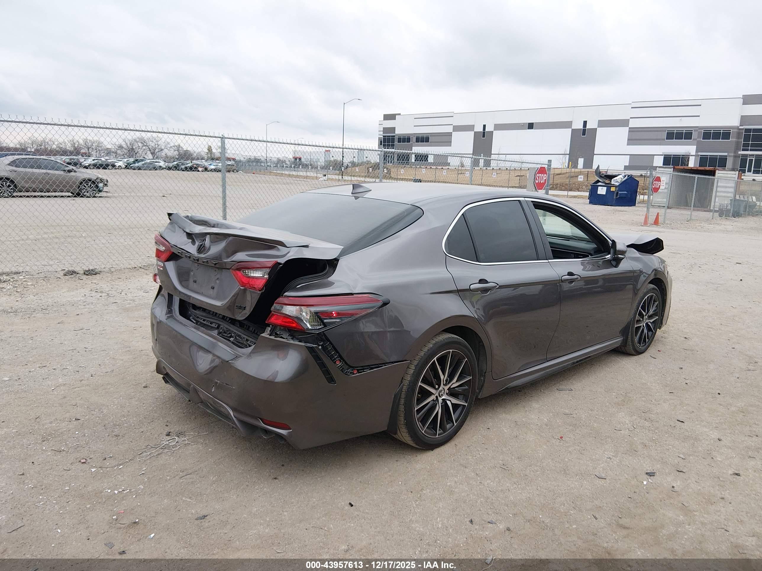 TOYOTA CAMRY image 4