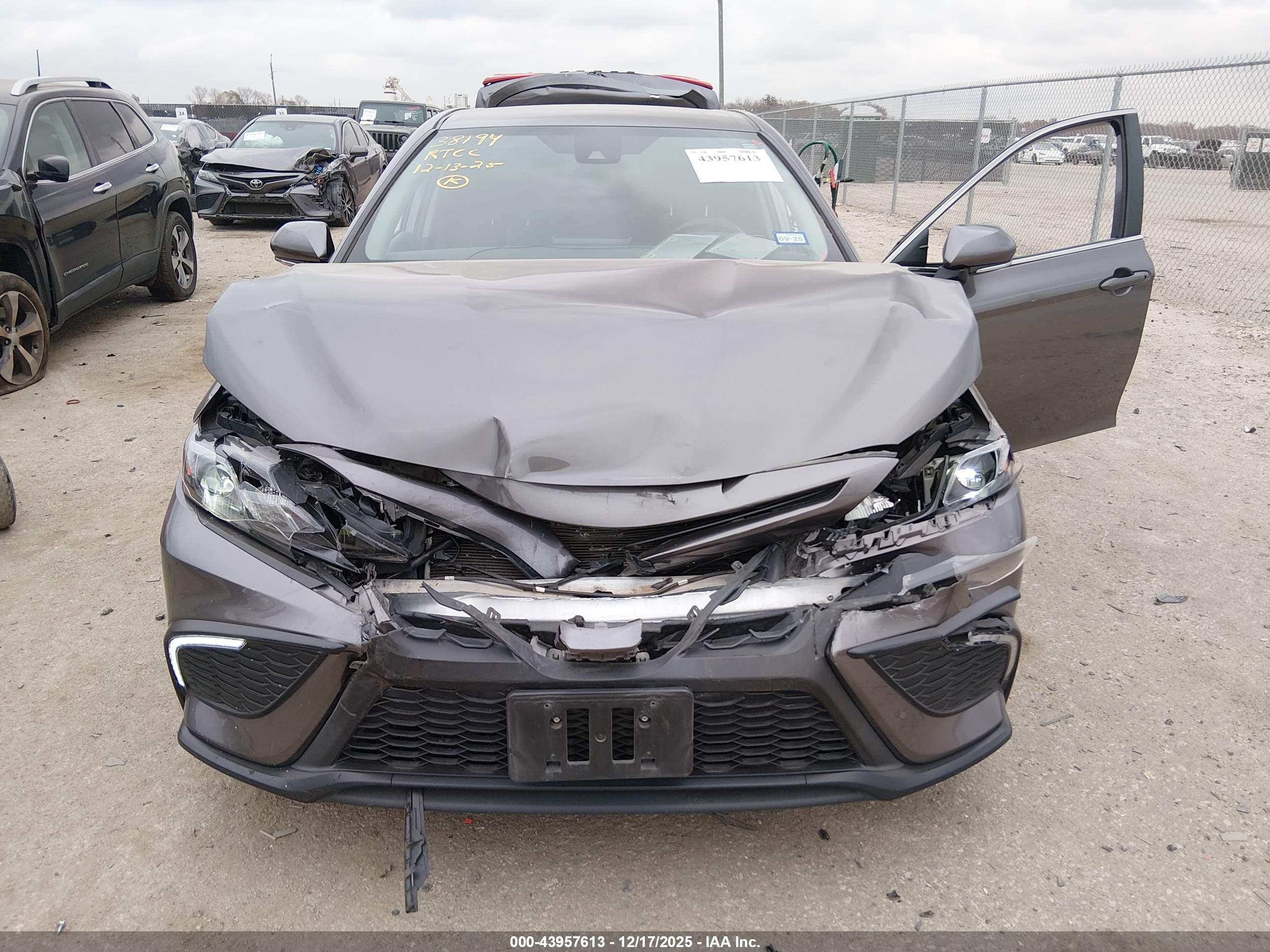 TOYOTA CAMRY image 6