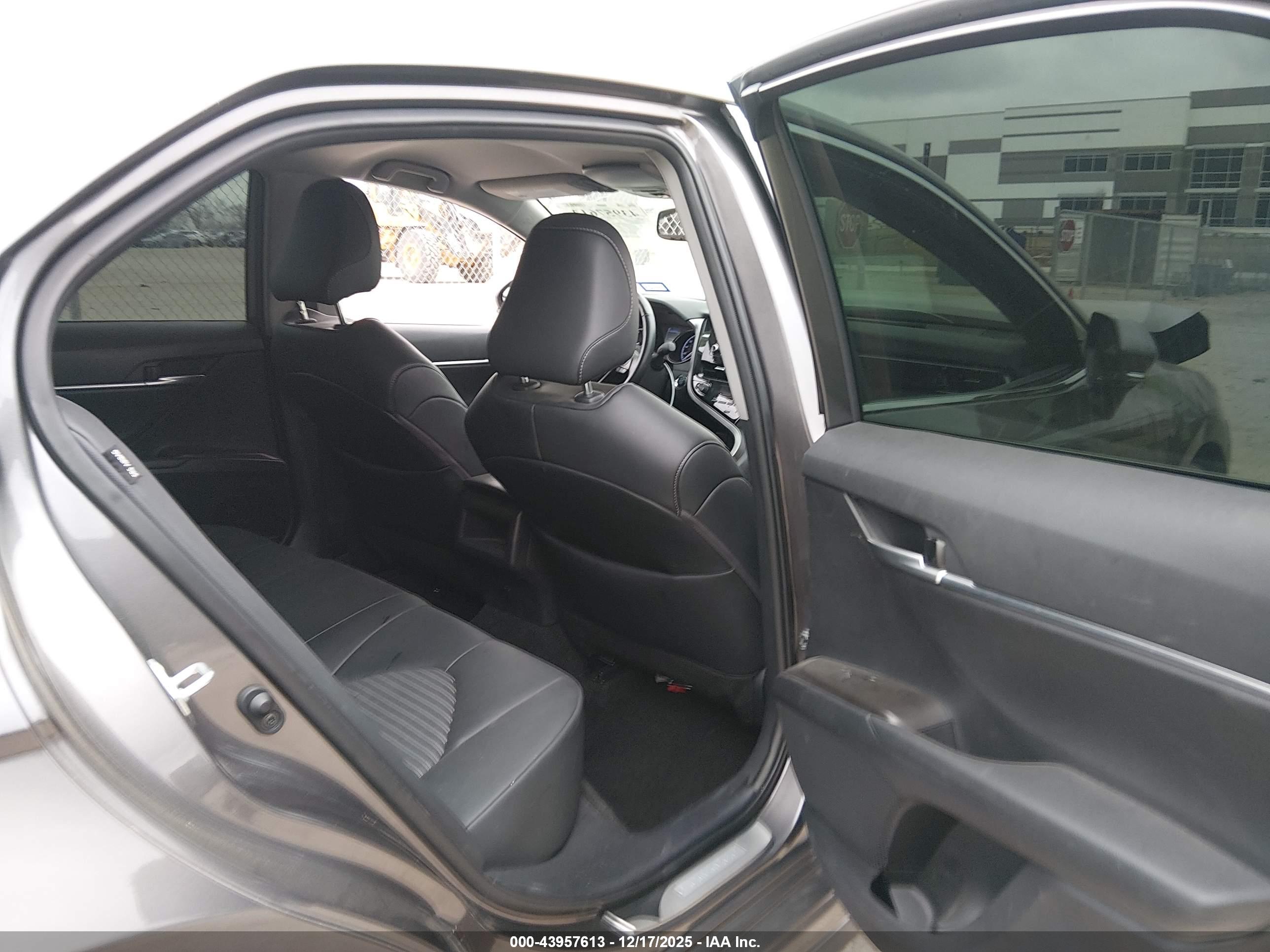 TOYOTA CAMRY image 8