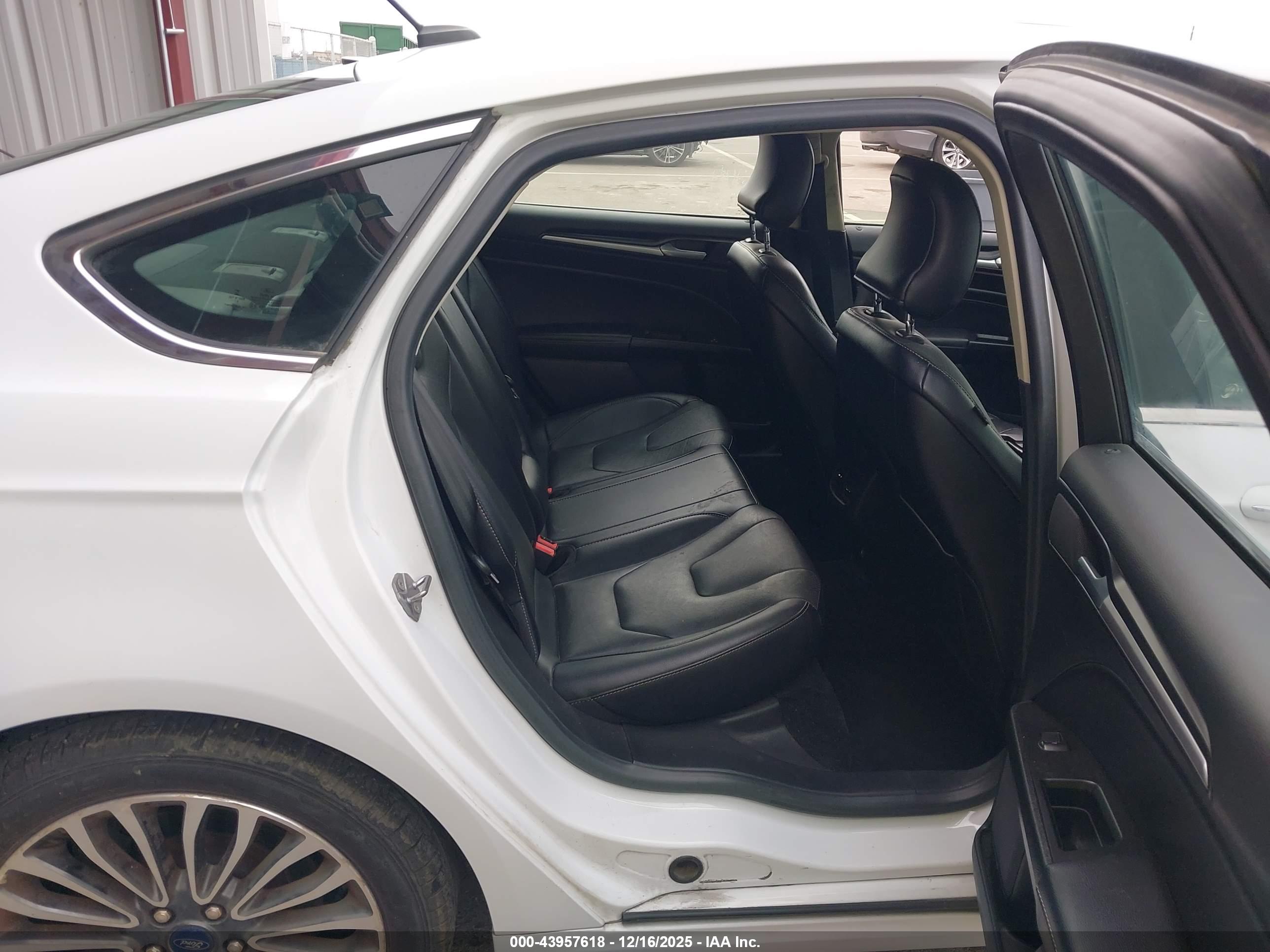 FORD FUSION image 8