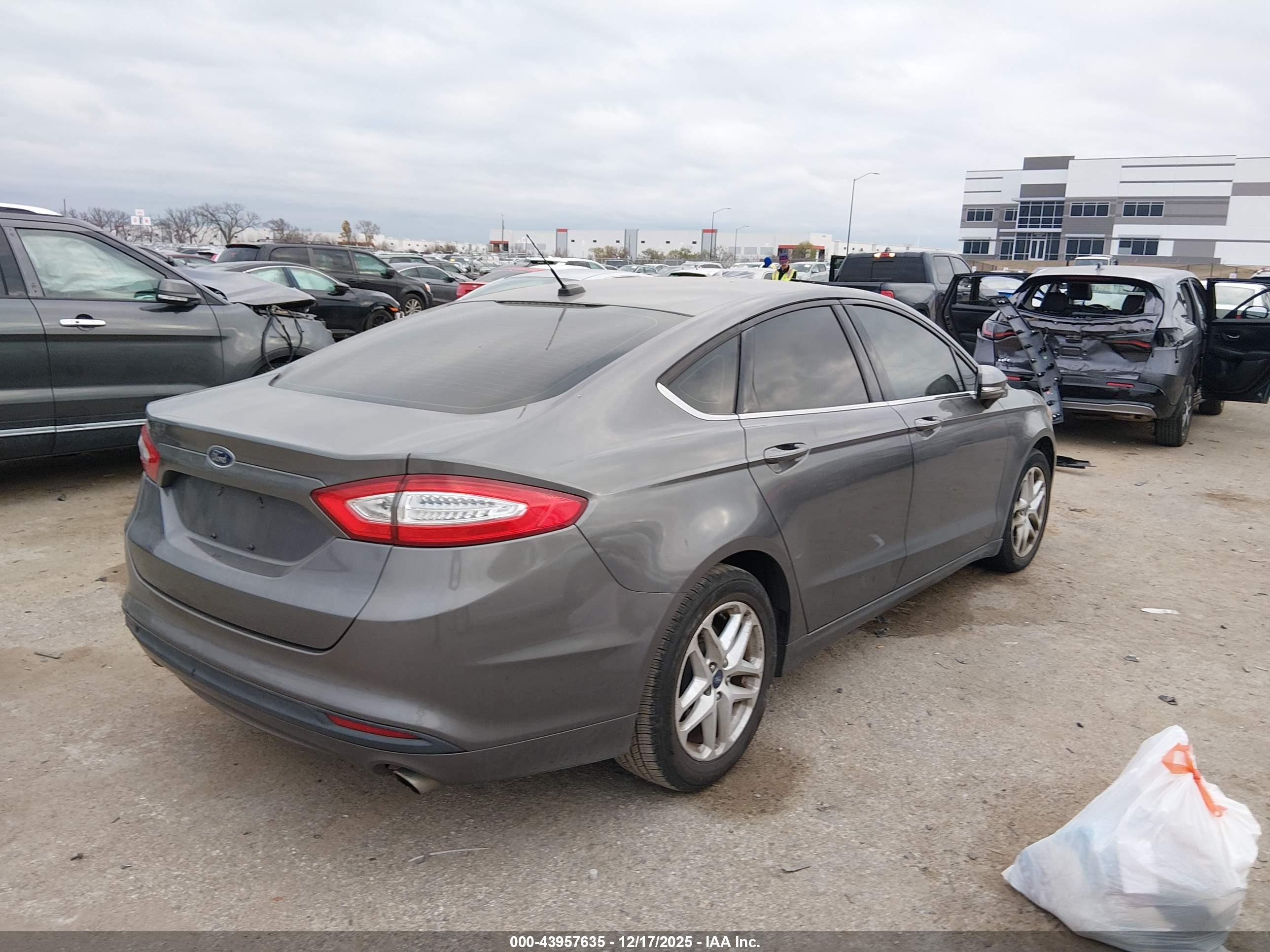FORD FUSION image 4