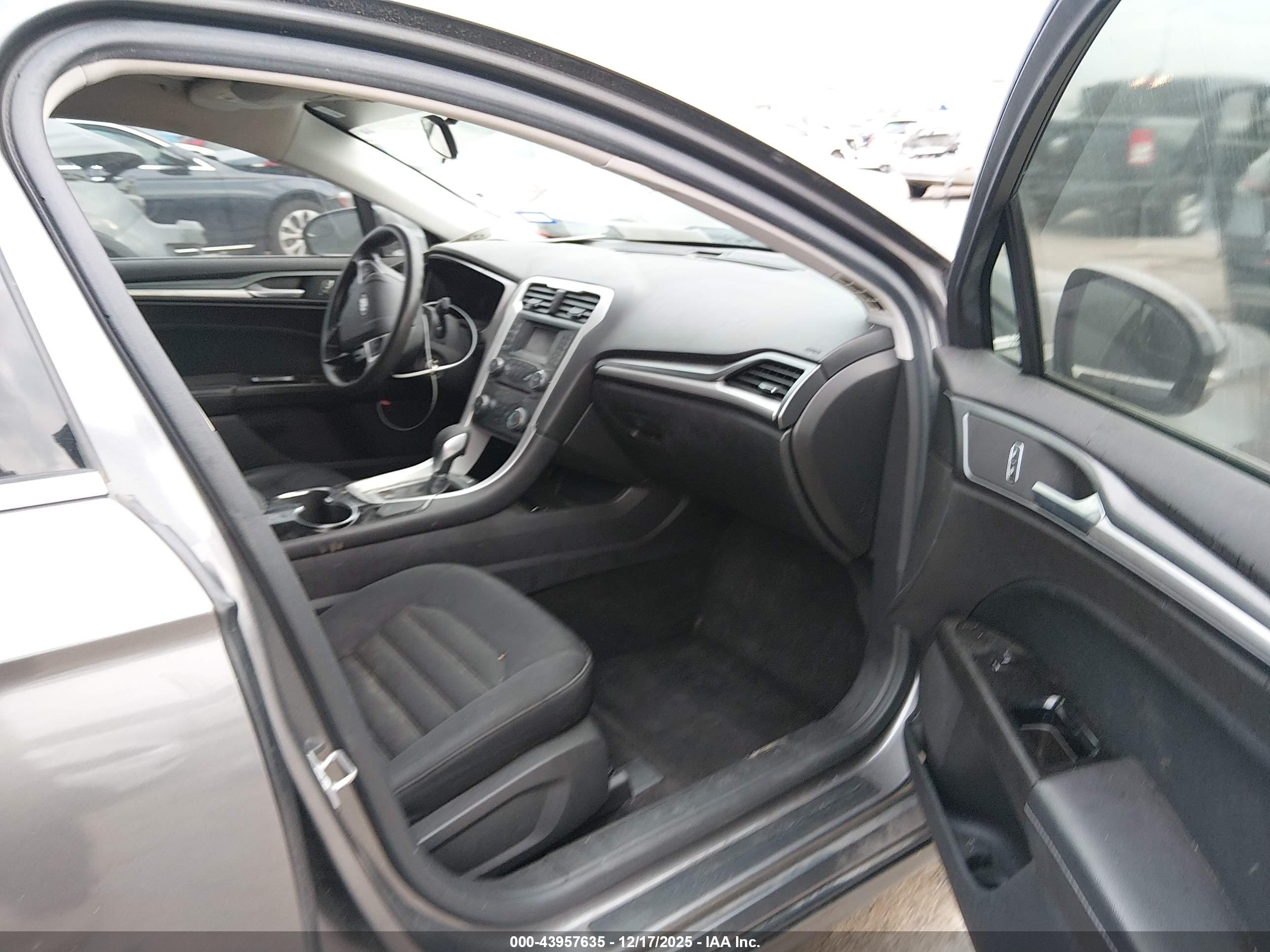 FORD FUSION image 5