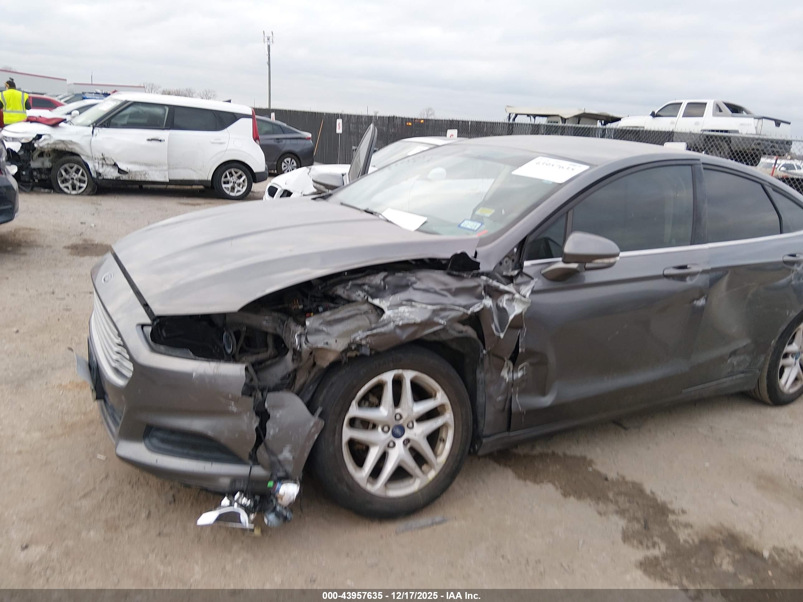 FORD FUSION image 6
