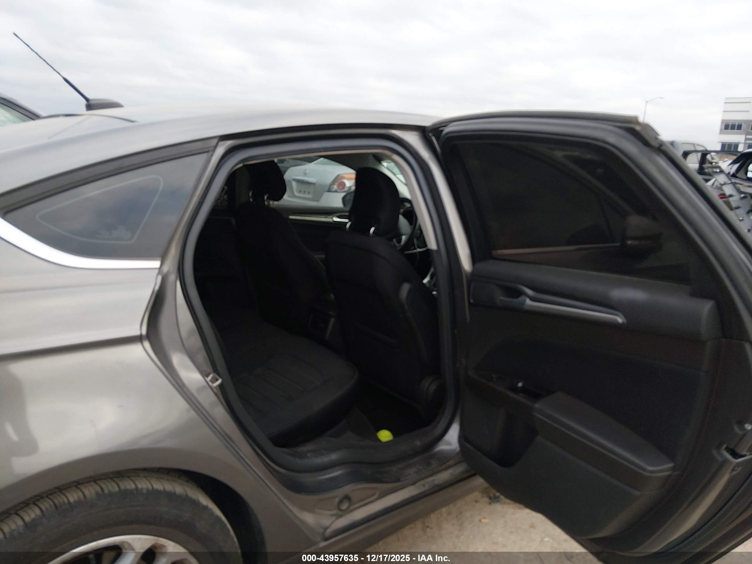 FORD FUSION image 8