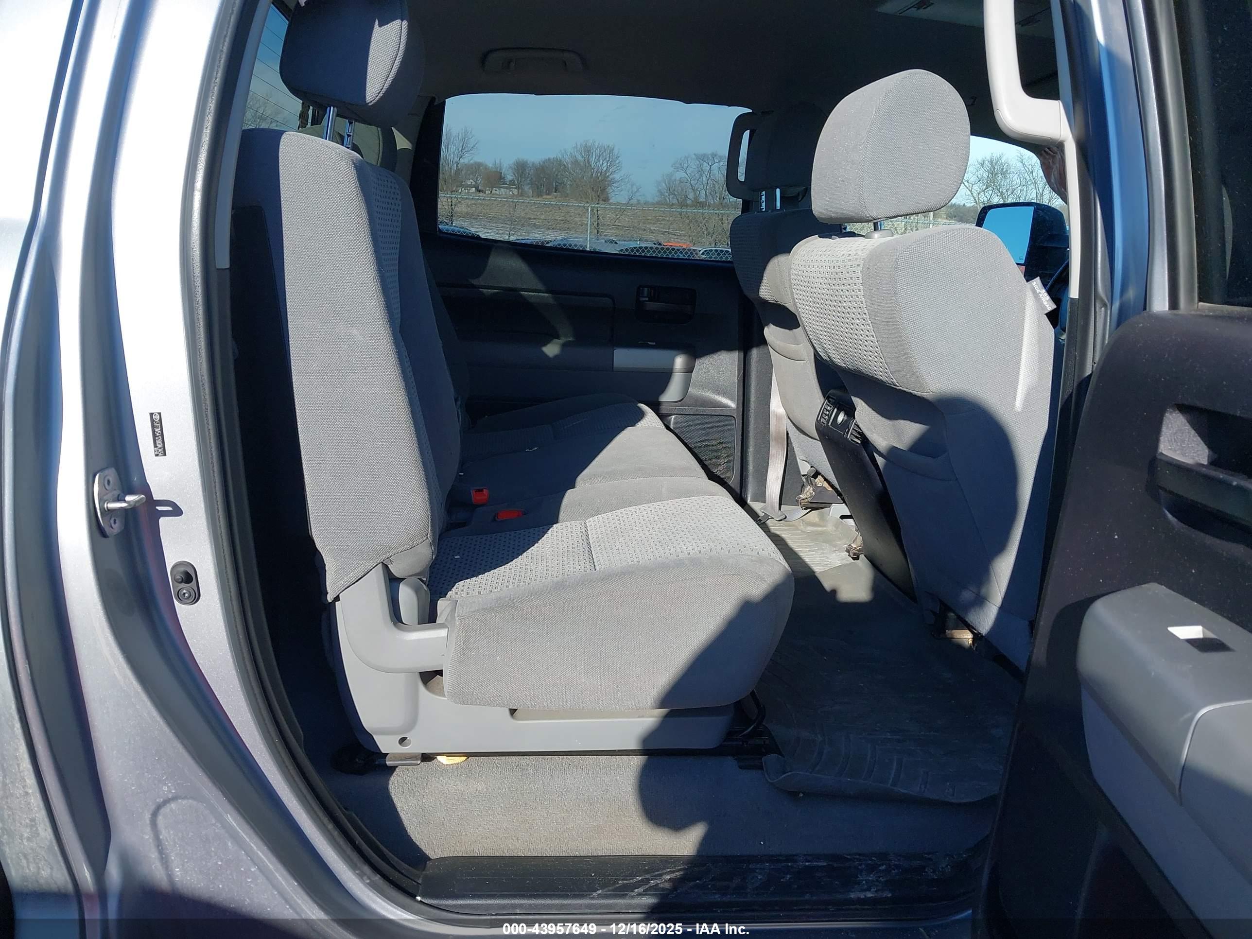 TOYOTA TUNDRA image 8