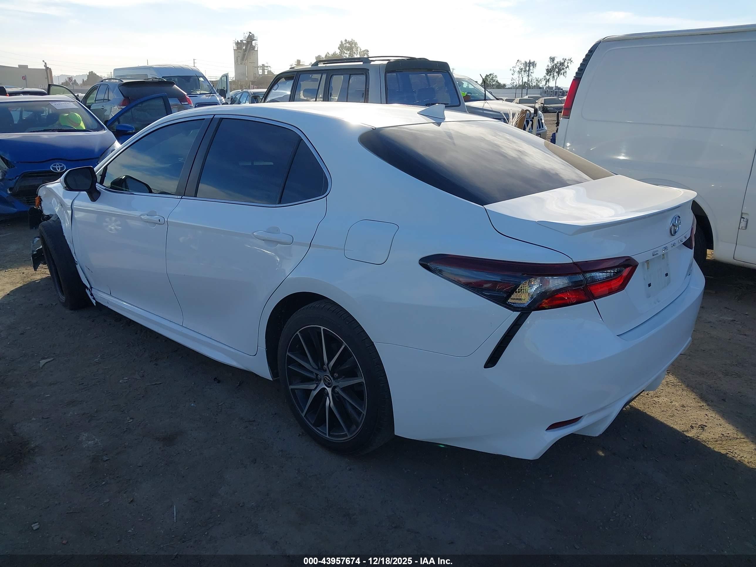 TOYOTA CAMRY image 3